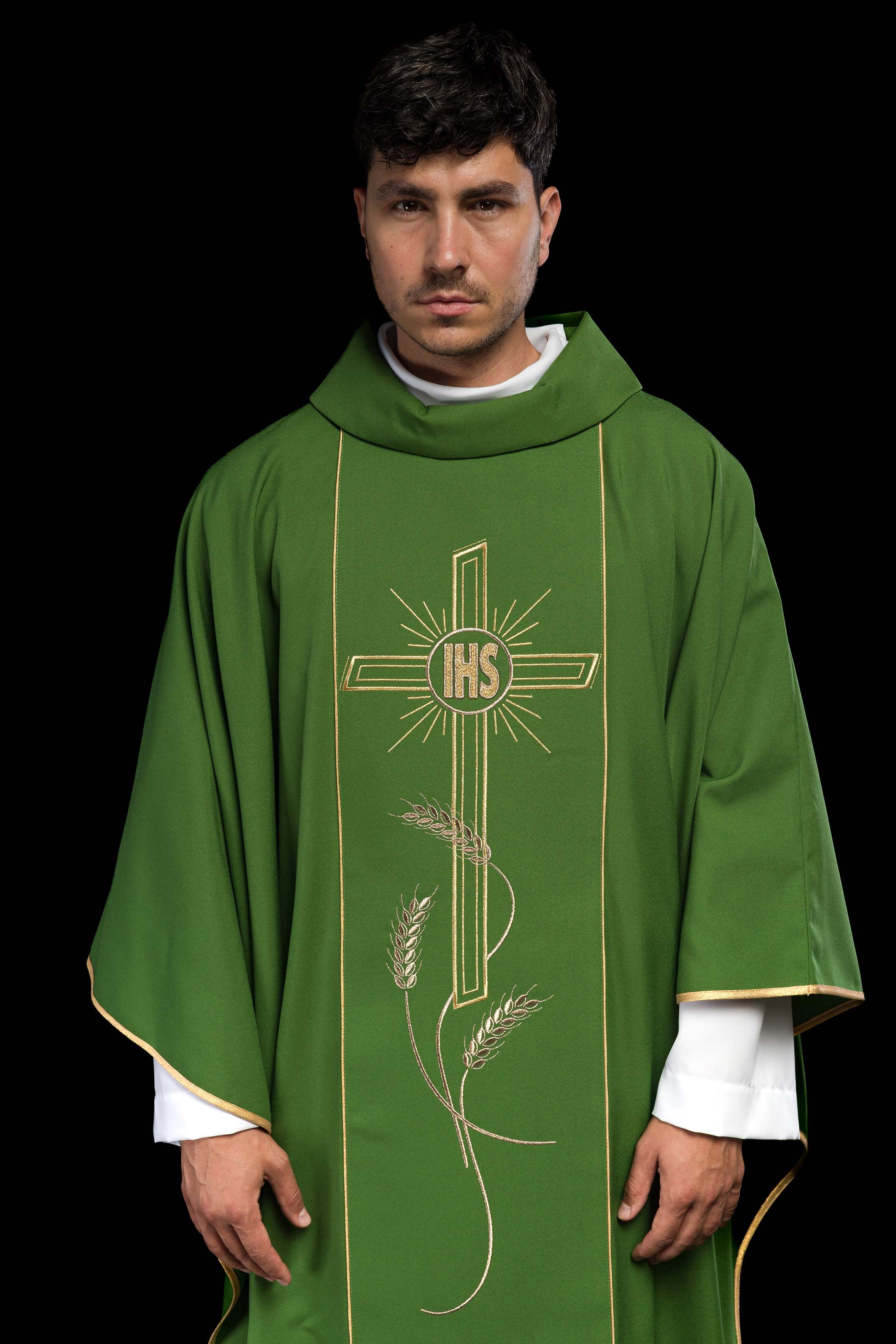 Casulla verde con bordado IHS, cruz y espigas