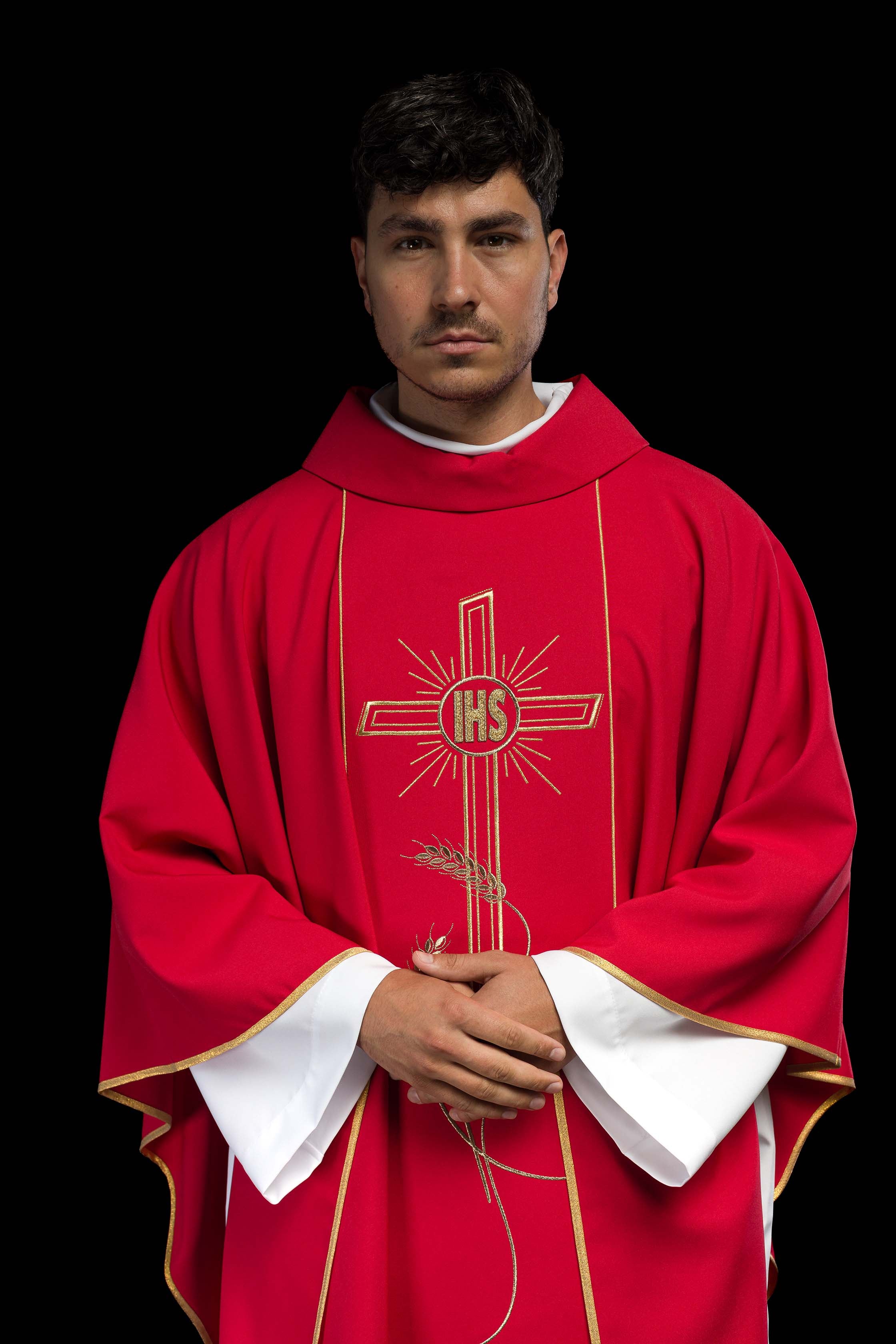 Casulla roja con bordado IHS, cruz y espigas