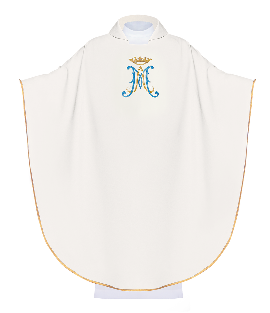 Casulla bordada con cuello ancho y motivo mariano crudo