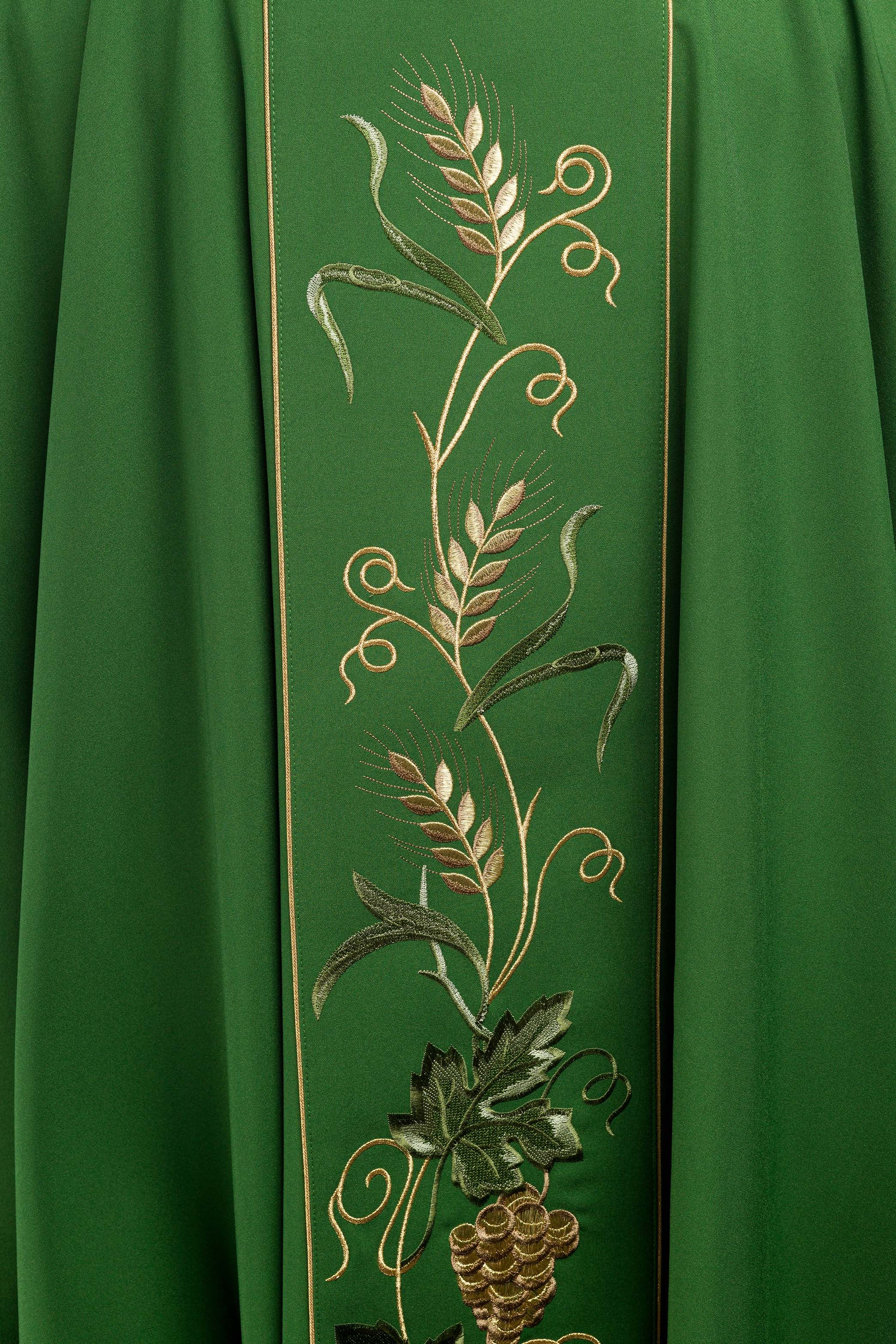 Casulla verde con bordado IHS, uvas y espigas
