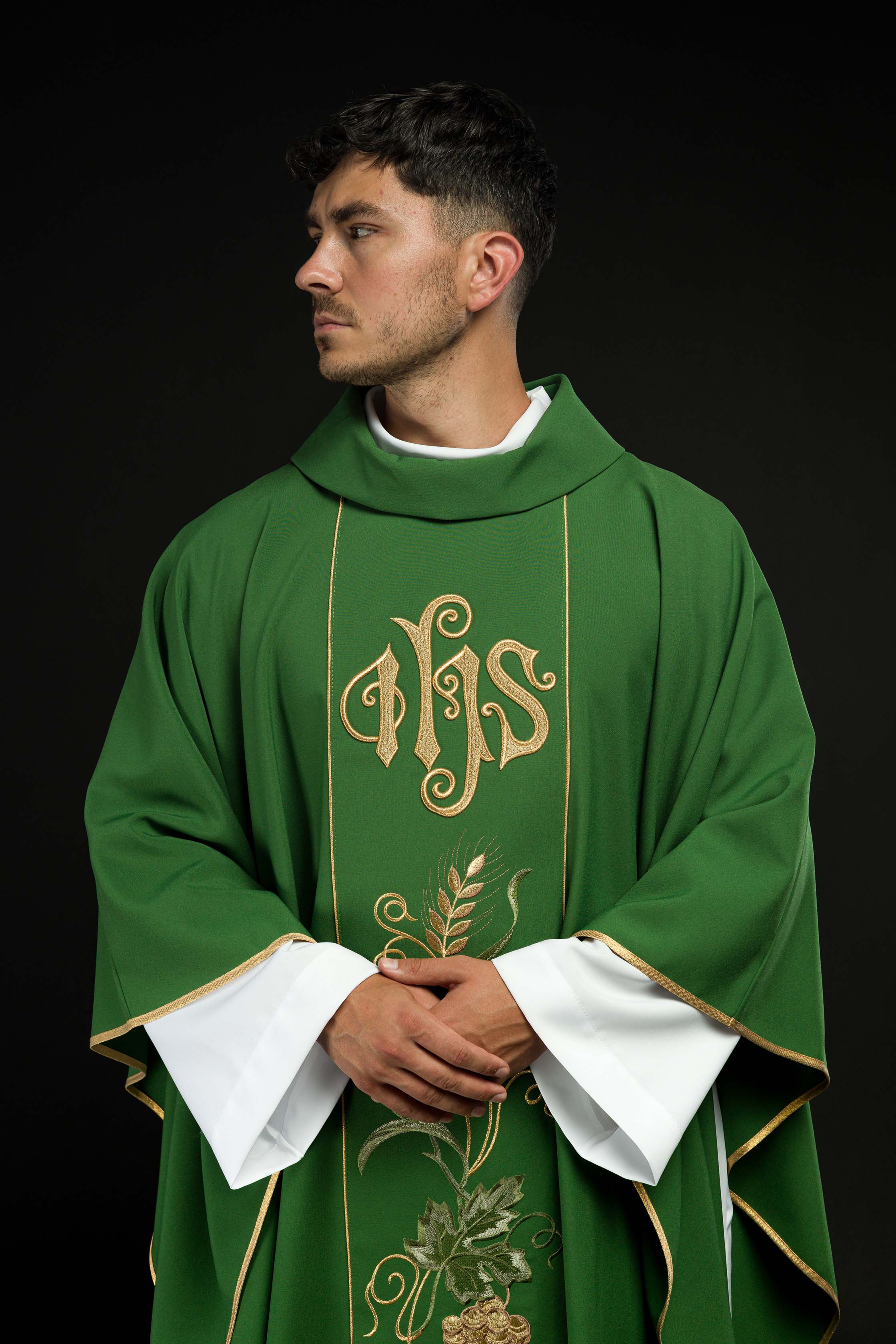 Casulla verde con bordado IHS, uvas y espigas