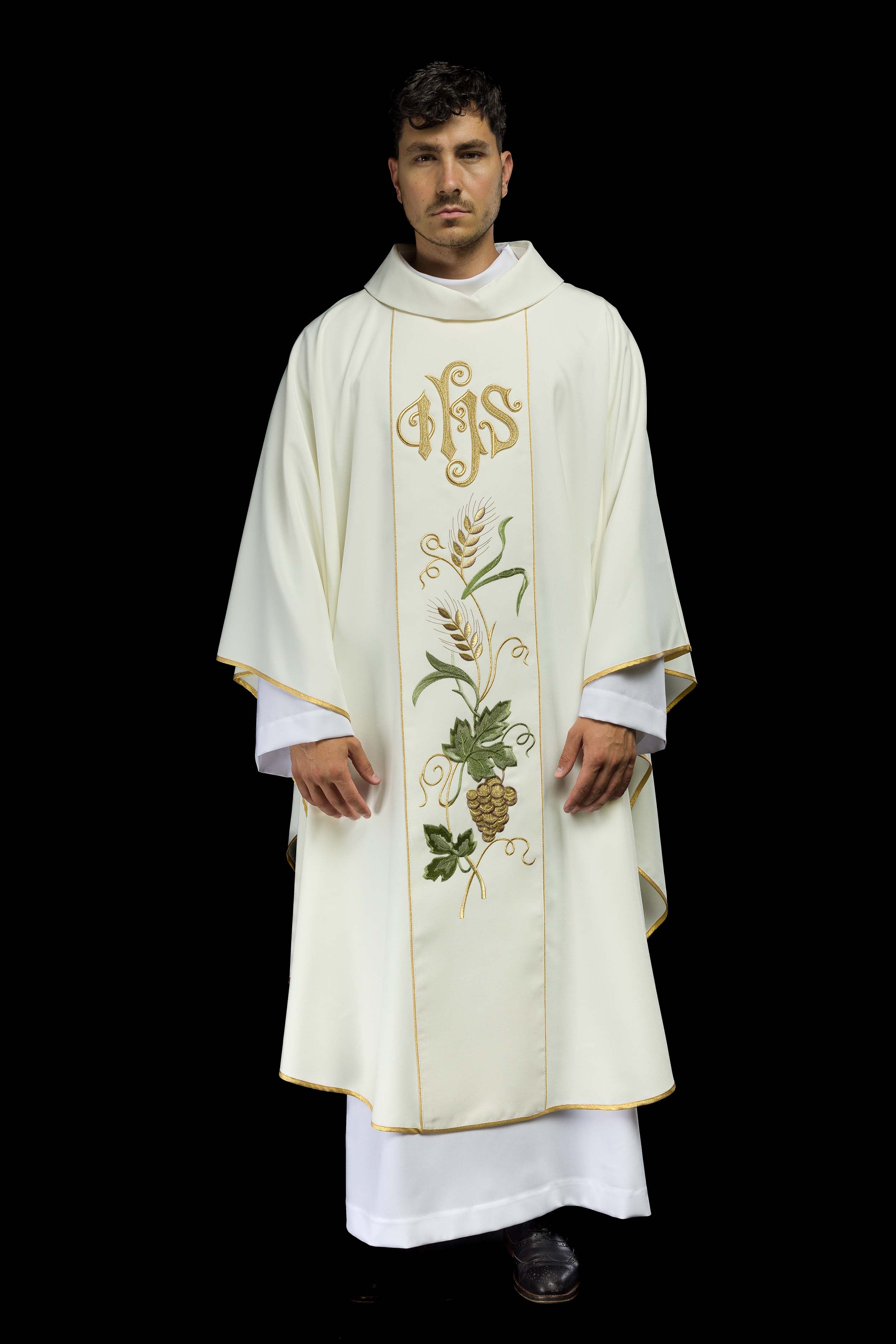 Casulla marfil con bordado IHS, uvas y espigas