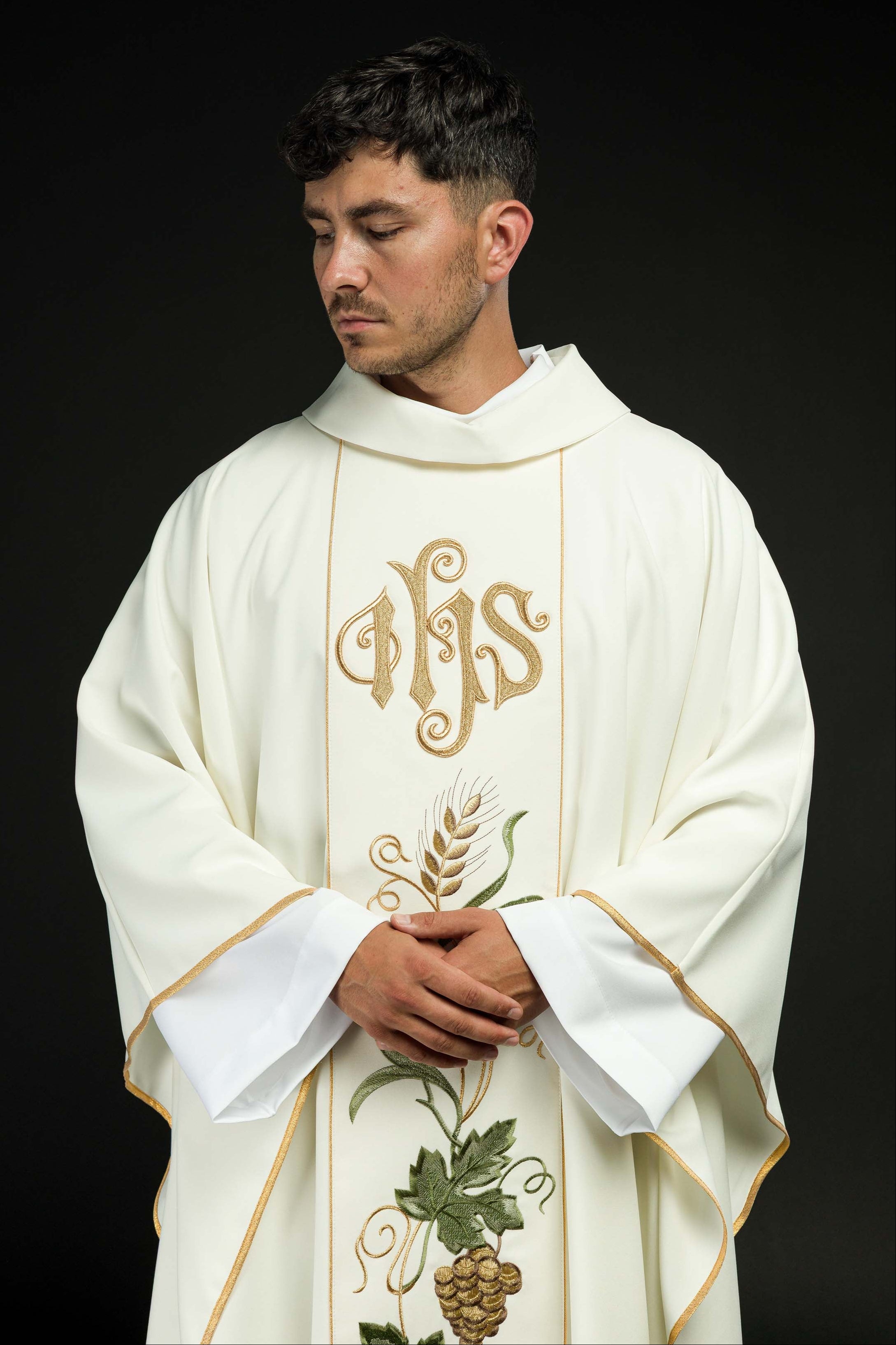 Casulla marfil con bordado IHS, uvas y espigas
