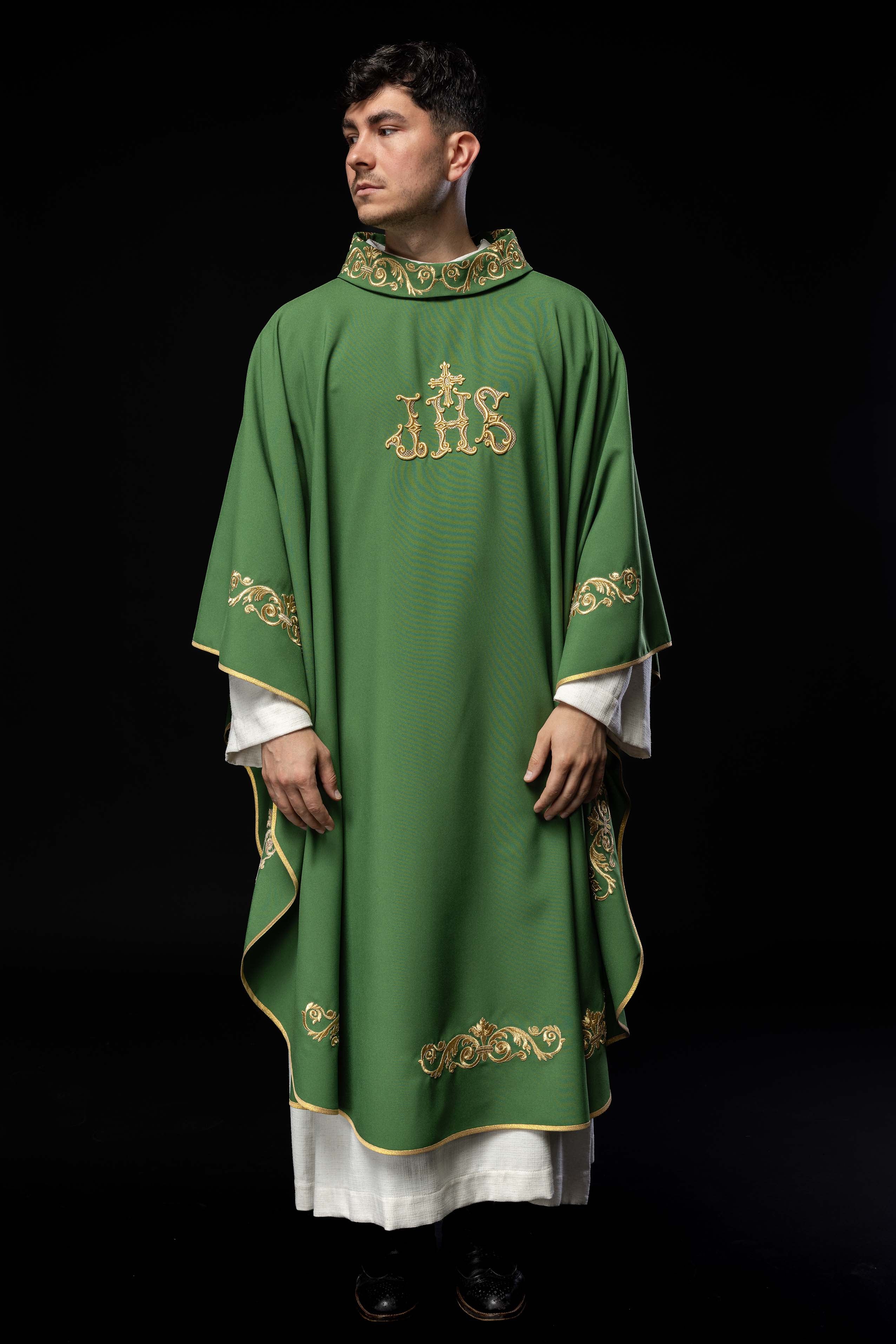 Casulla verde con bordado Floral e IHS