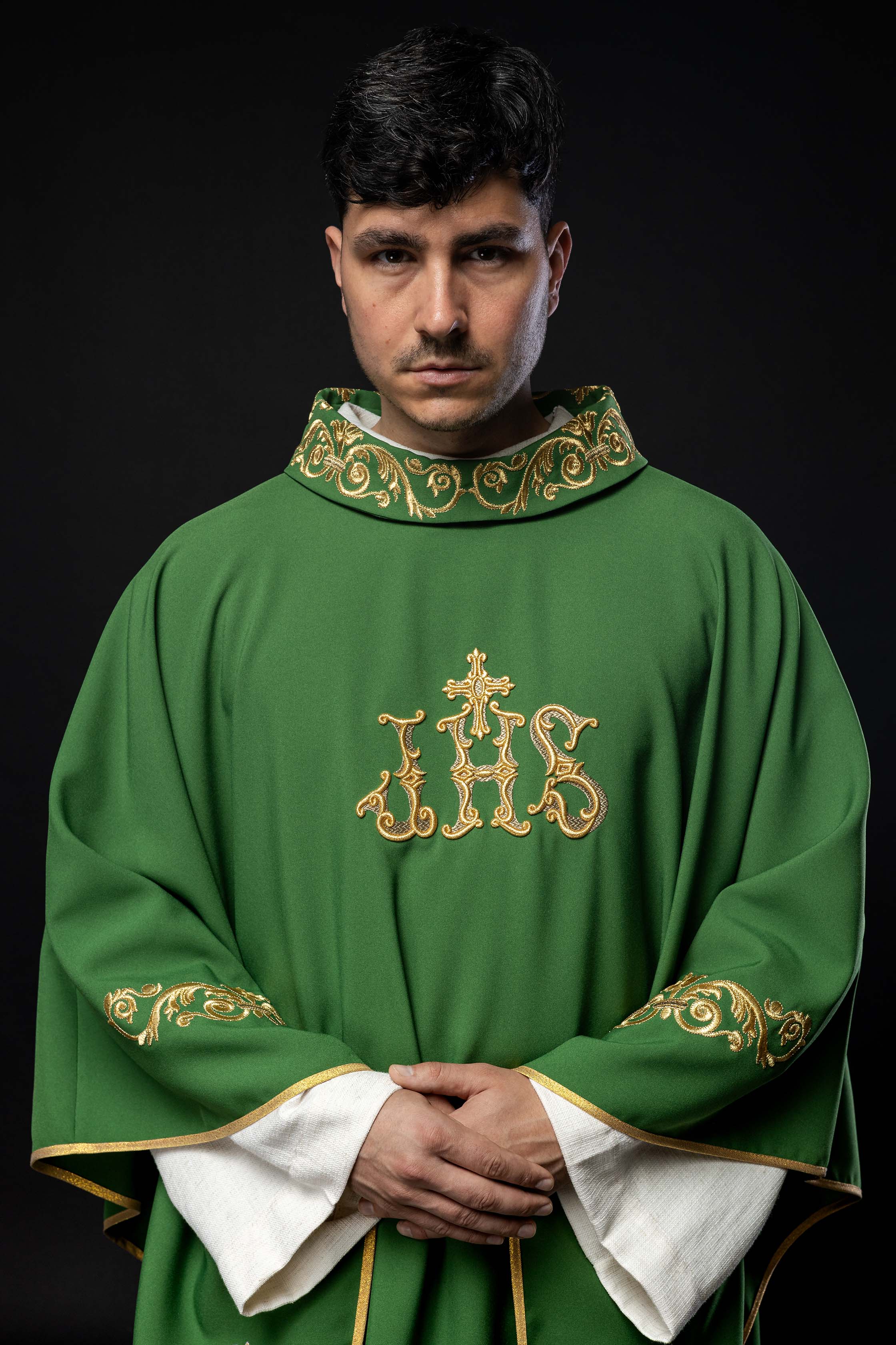 Casulla verde con bordado Floral e IHS