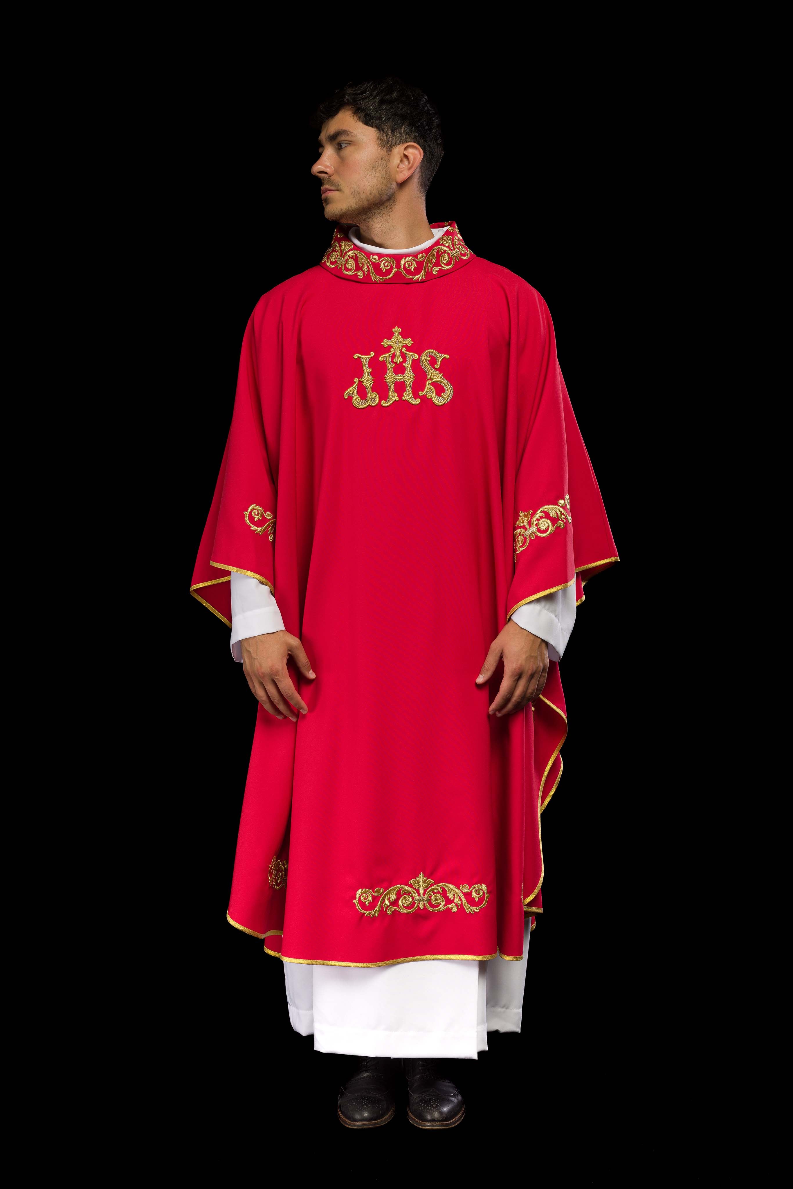 Casulla roja con bordado Floral e IHS