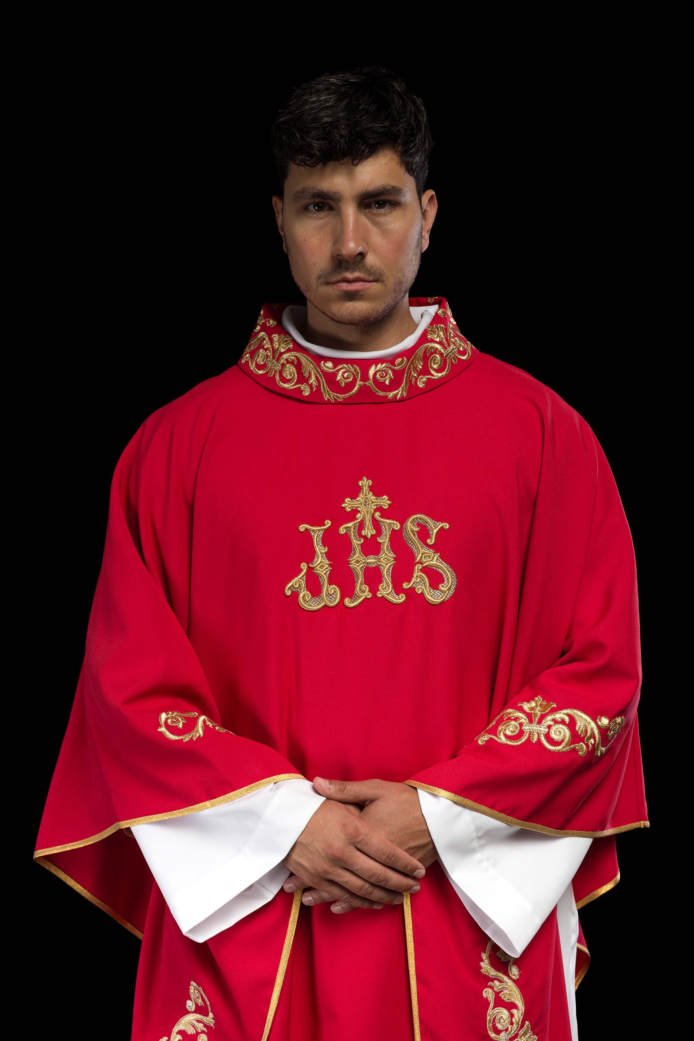 Casulla roja con bordado Floral e IHS
