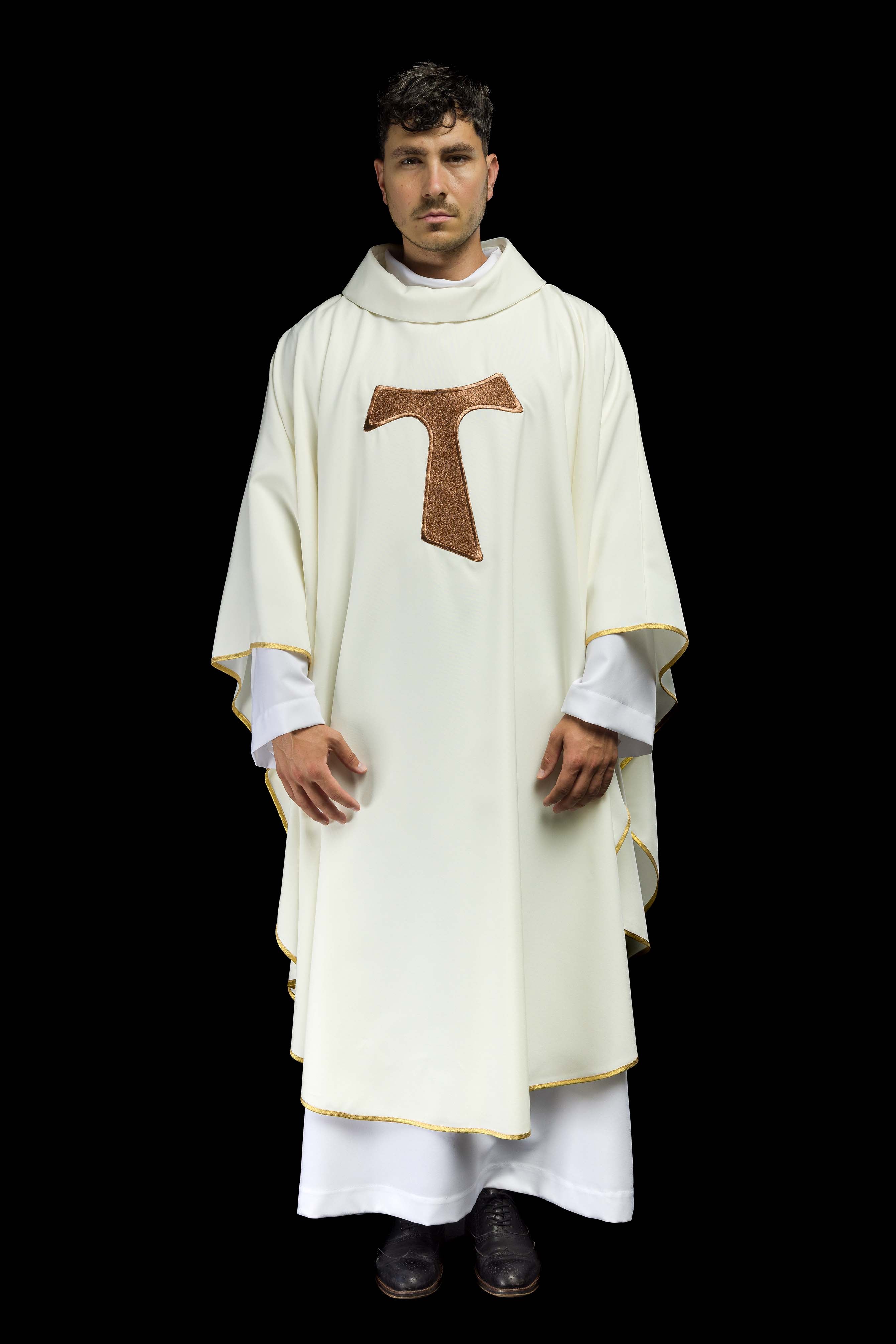 Casulla marfil con bordado Cruz Franciscana TAU, cuello redondo
