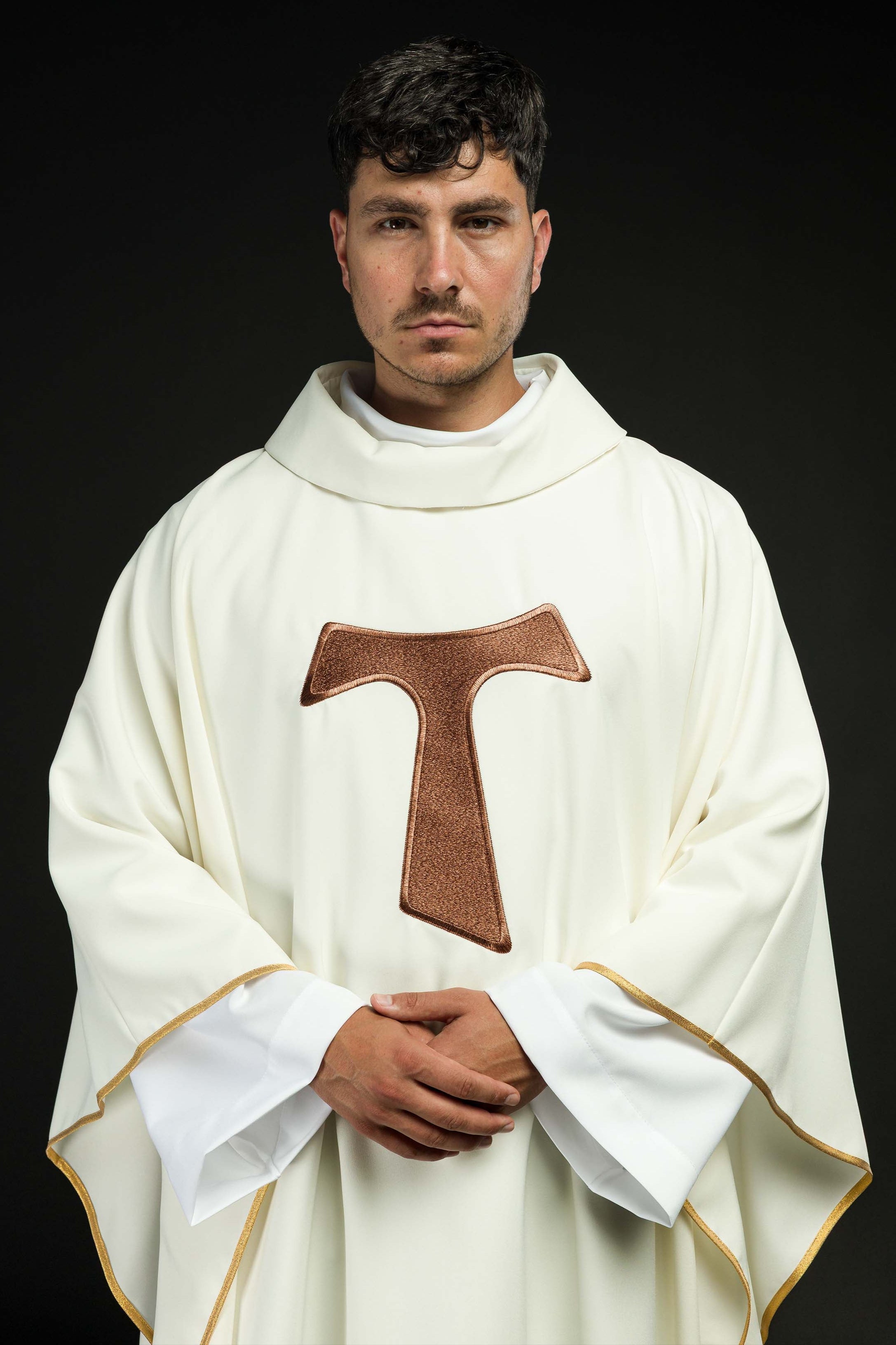 Casulla marfil con bordado Cruz Franciscana TAU, cuello redondo