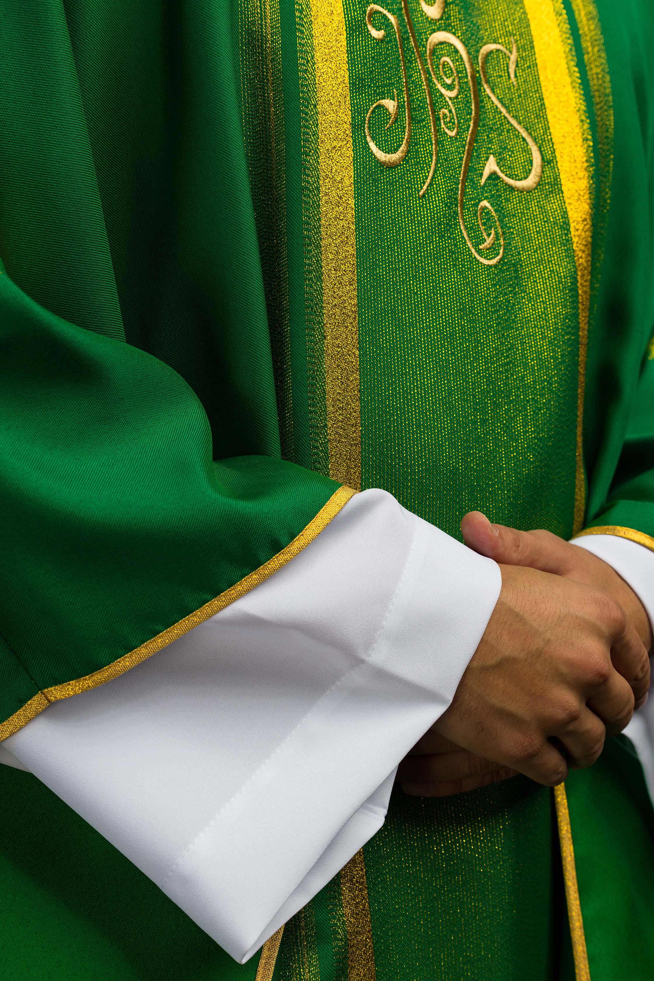 Casulla verde con bordado IHS y rayas dorada