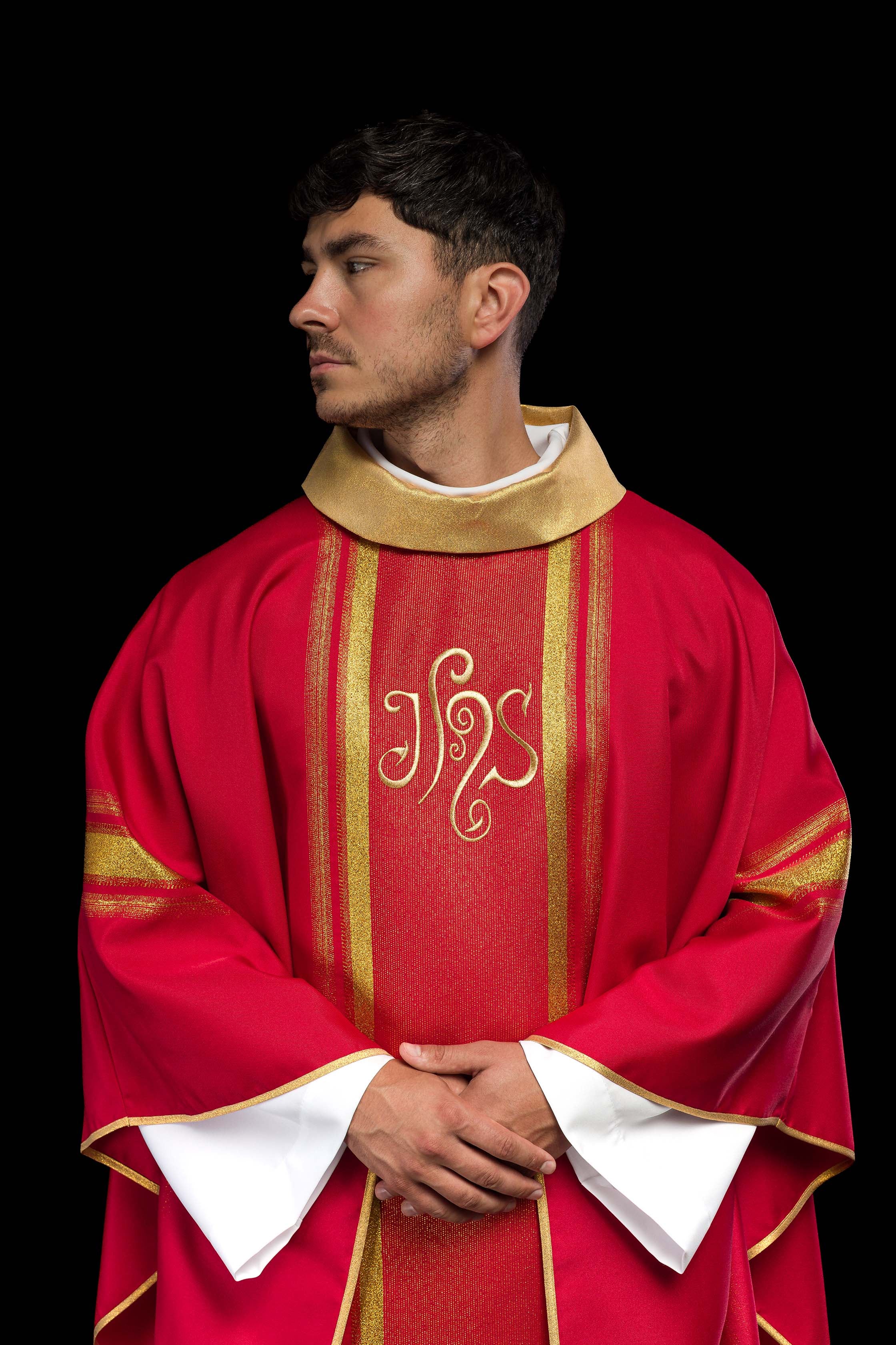 Casulla roja con bordado IHS y rayas dorada