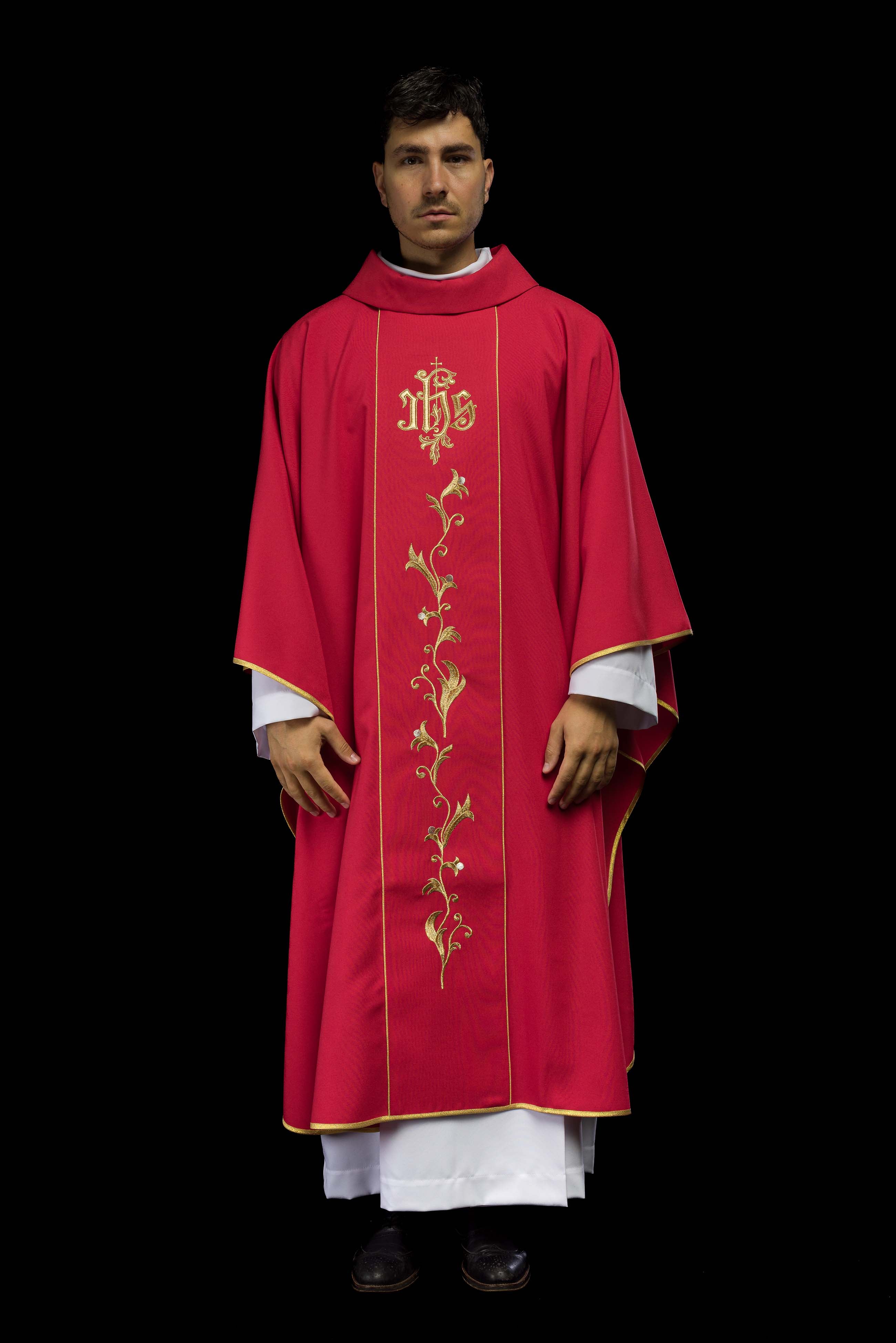 Casulla roja con bordado Floral e IHS