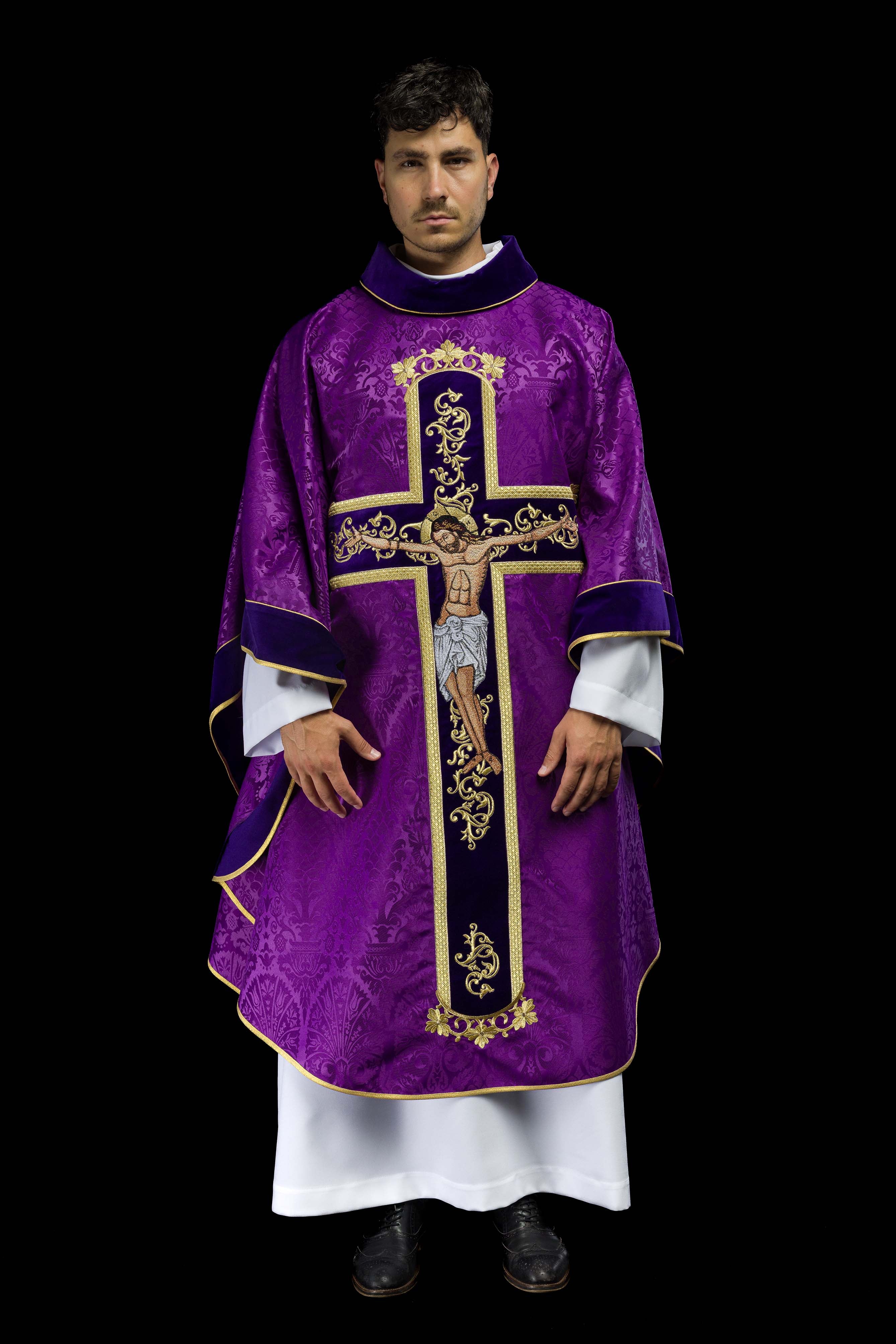 Casulla morada con bordado Jesucristo, la tela decorativa