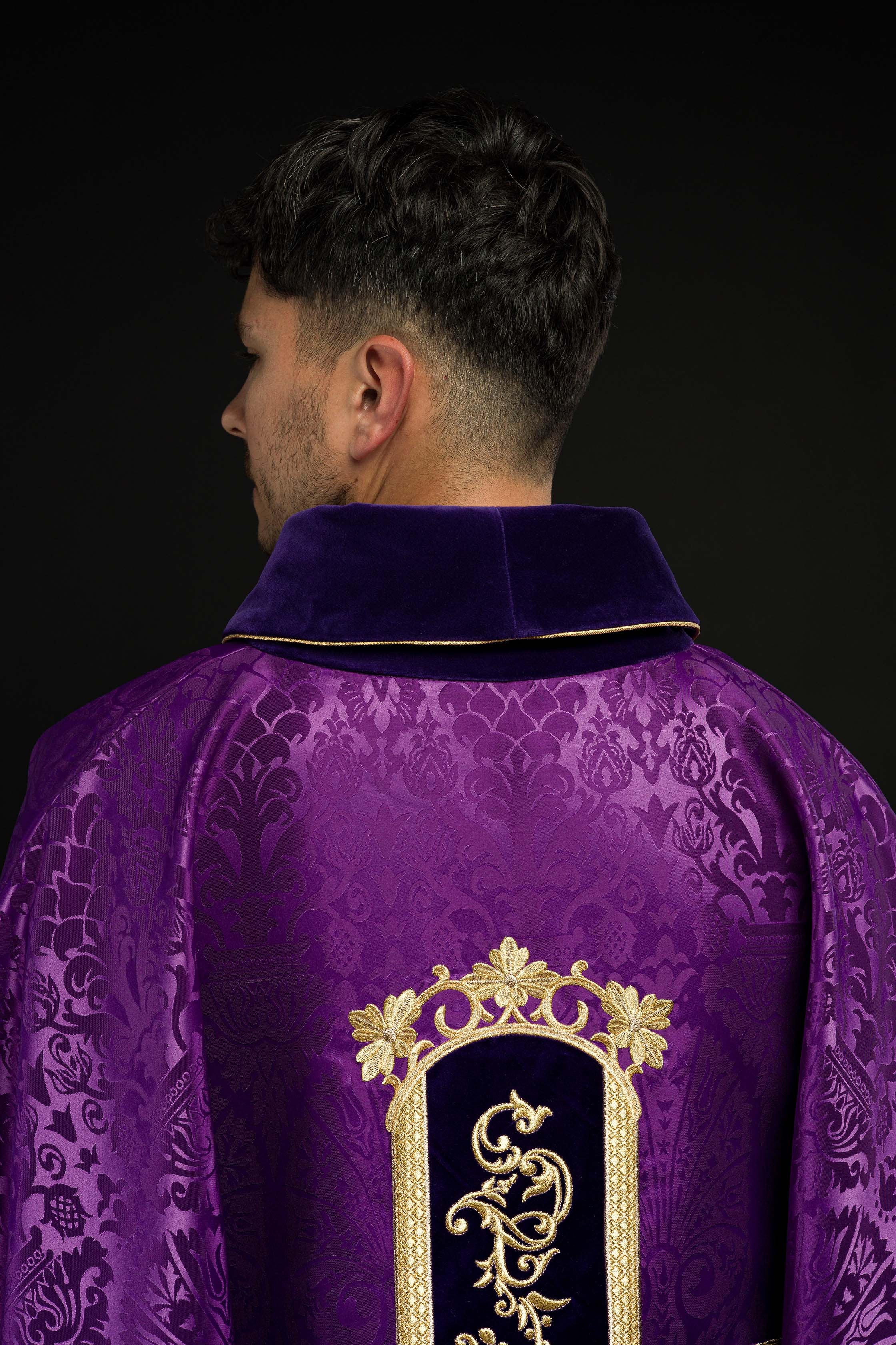 Casulla morada con bordado Jesucristo, la tela decorativa