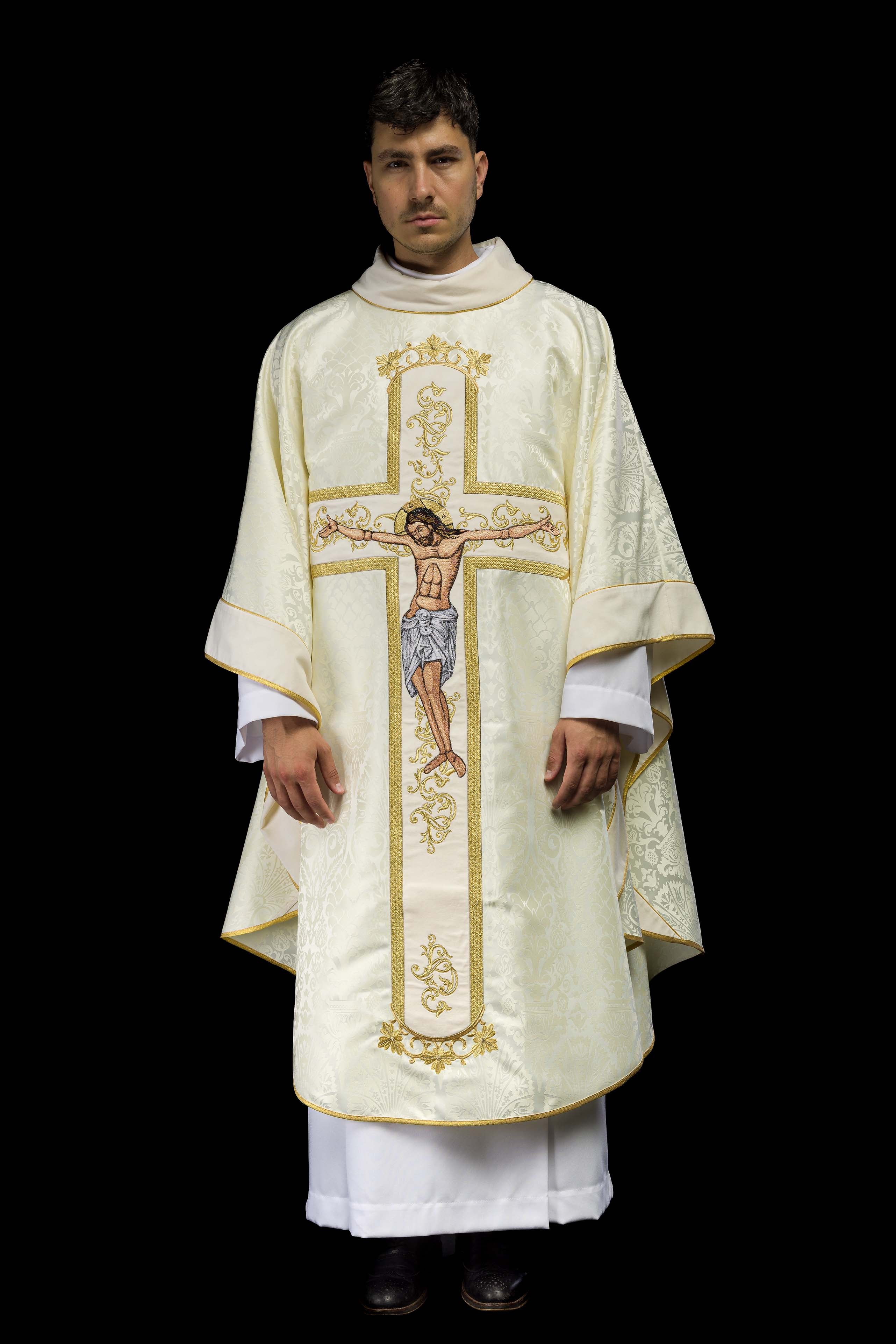 Casulla marfil con bordado Jesucristo, la tela decorativa