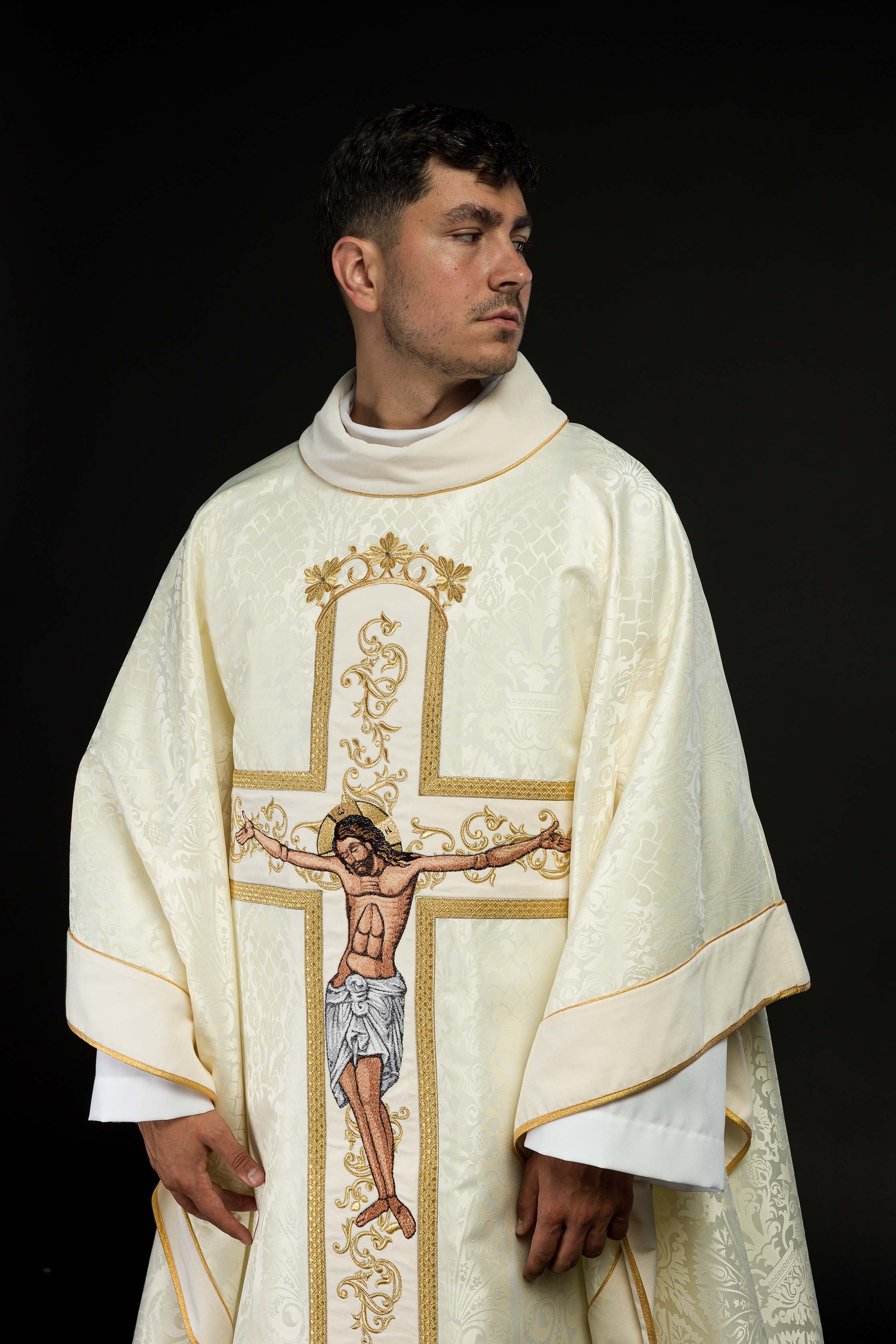 Casulla marfil con bordado Jesucristo, la tela decorativa