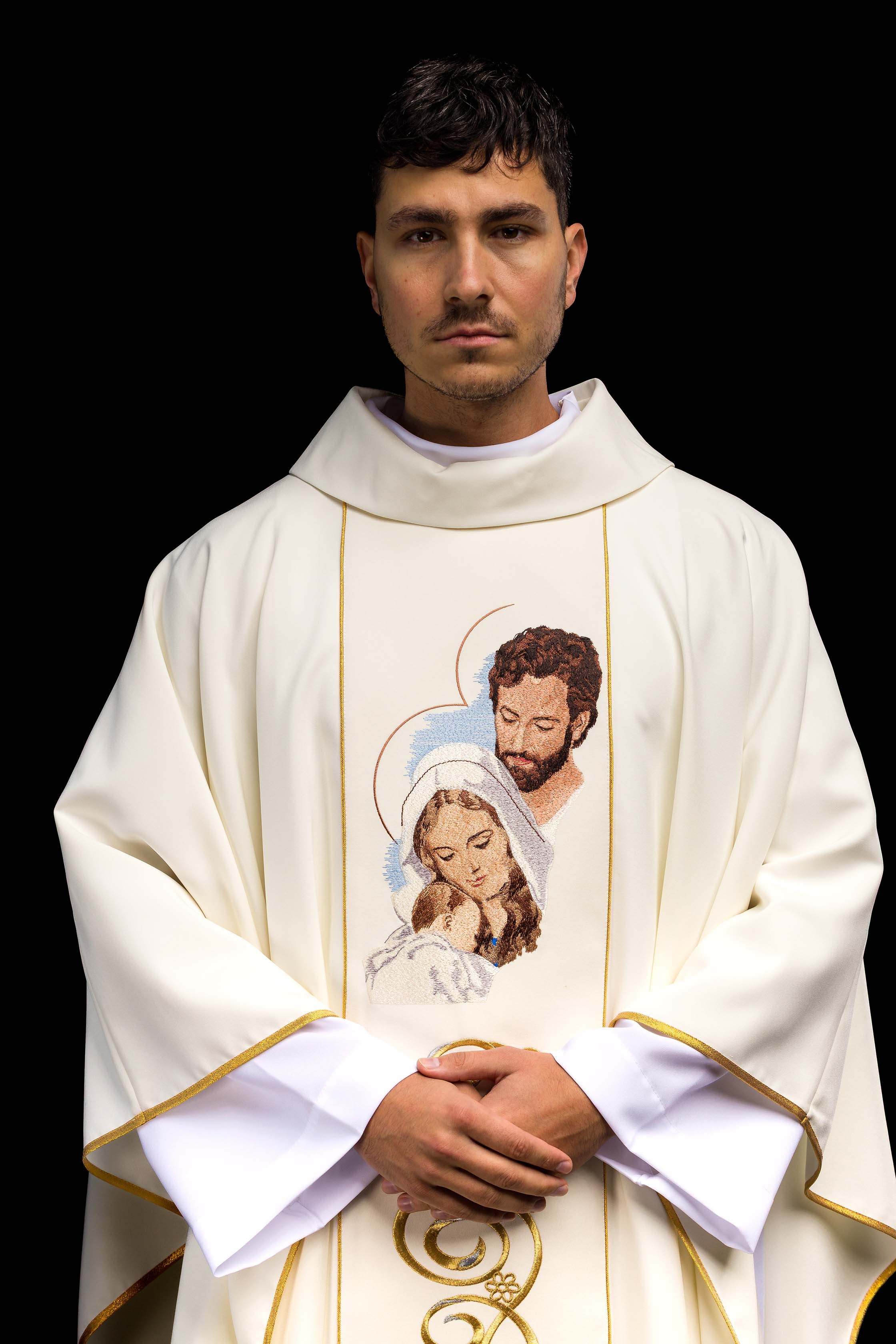 Casulla marfil para Navidad con la imagen de la Sagrada Familia