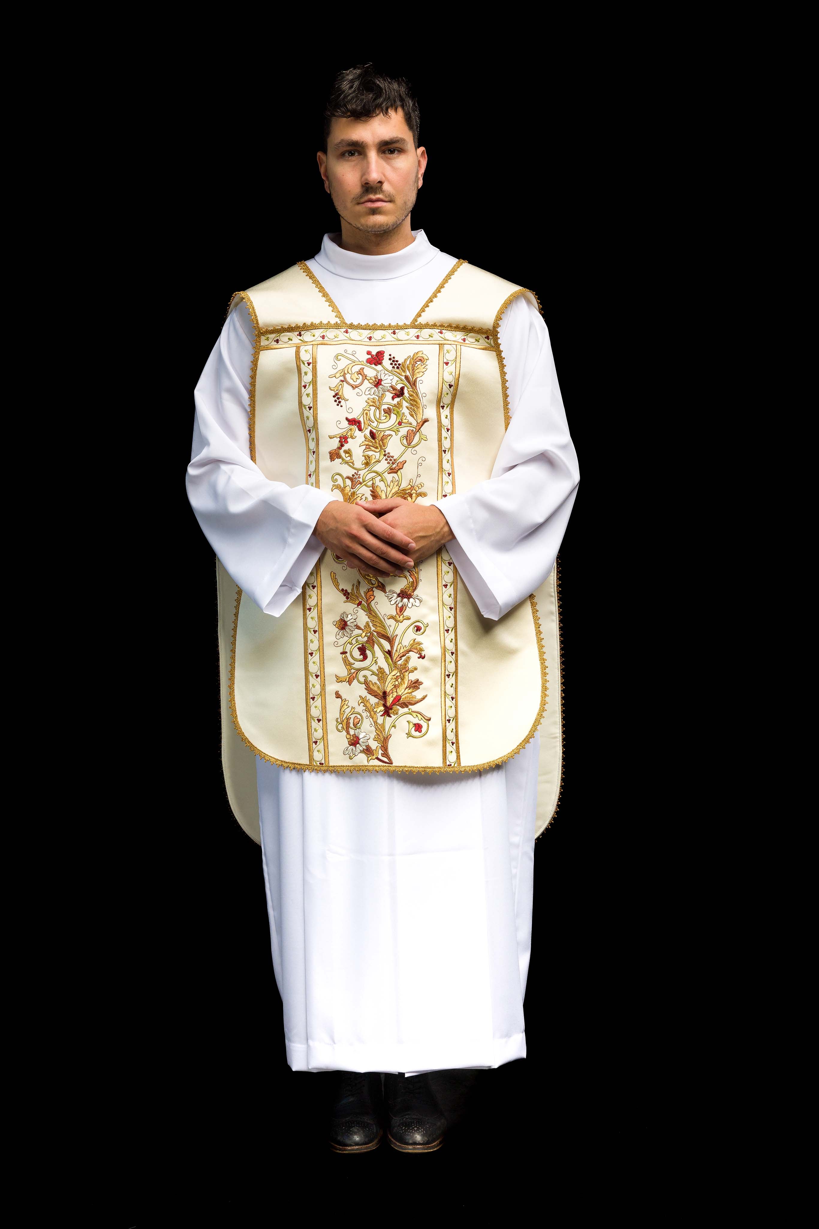 Casulla romana marfil bordada con motivo del Corazón de Jesucristo