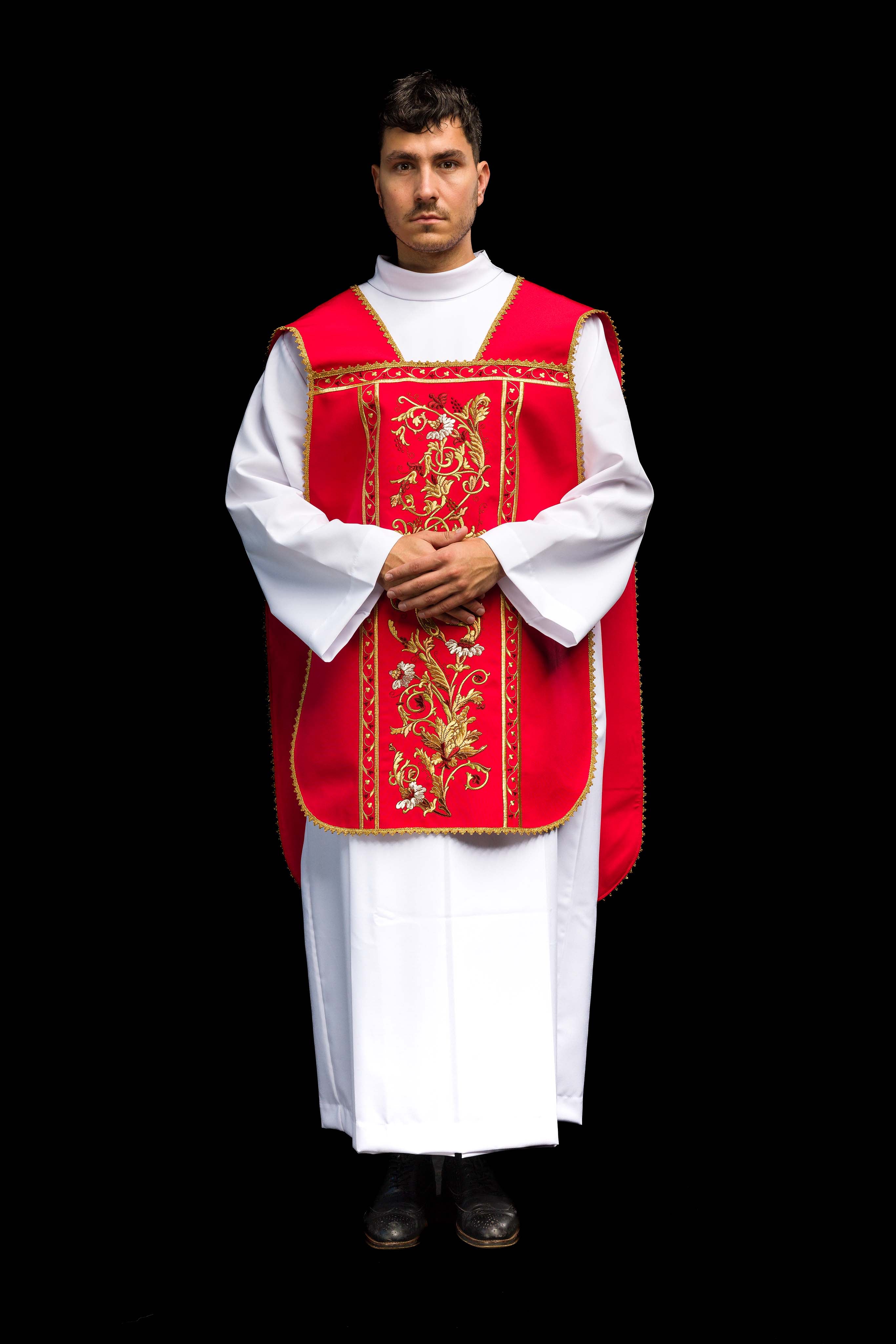 Casulla romana roja bordada con motivo IHS