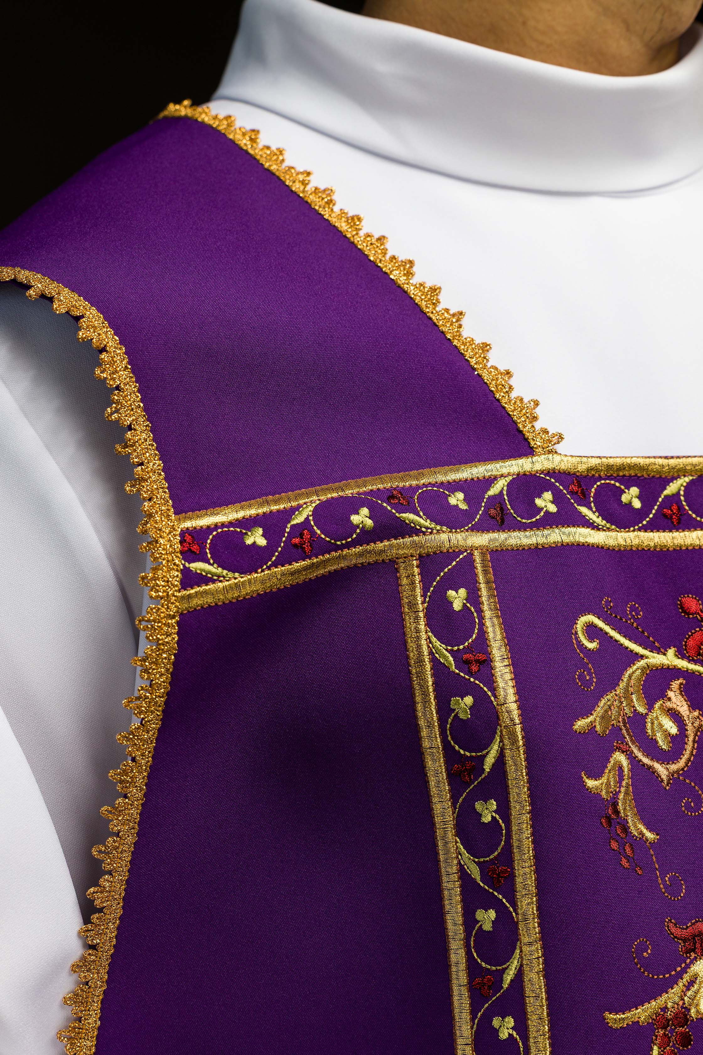 Casulla romana morada bordada con motivo IHS