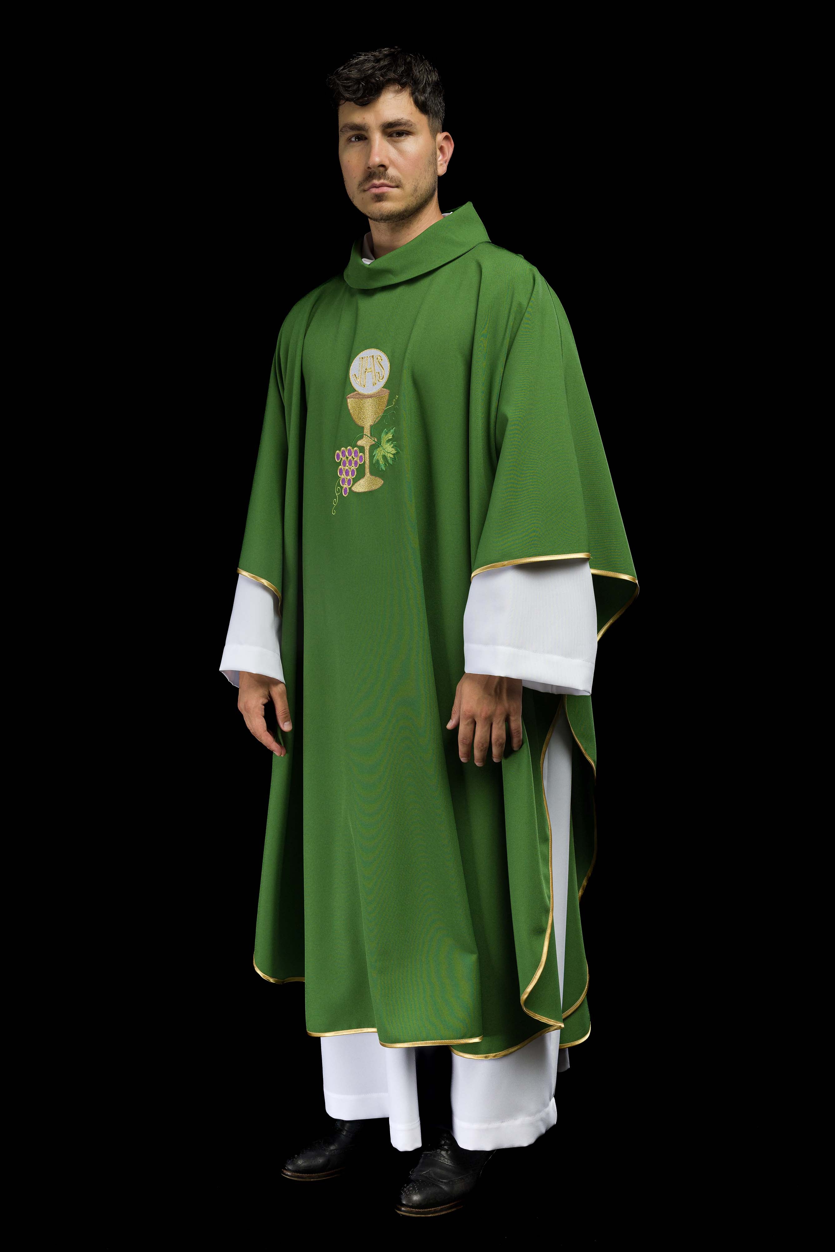Casulla verde con bordado Cáliz y Uvas