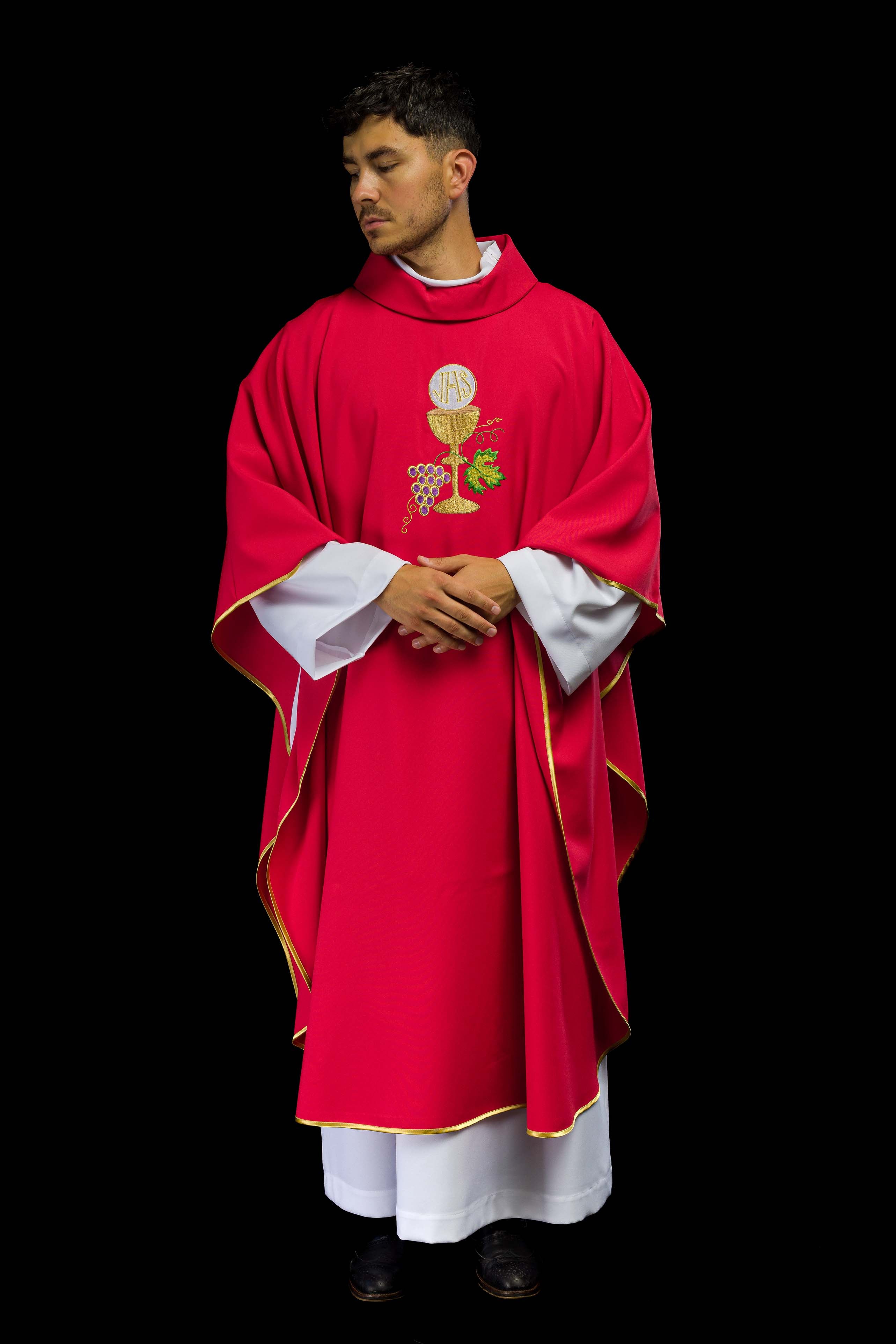 Casulla roja con bordado Cáliz y Uvas