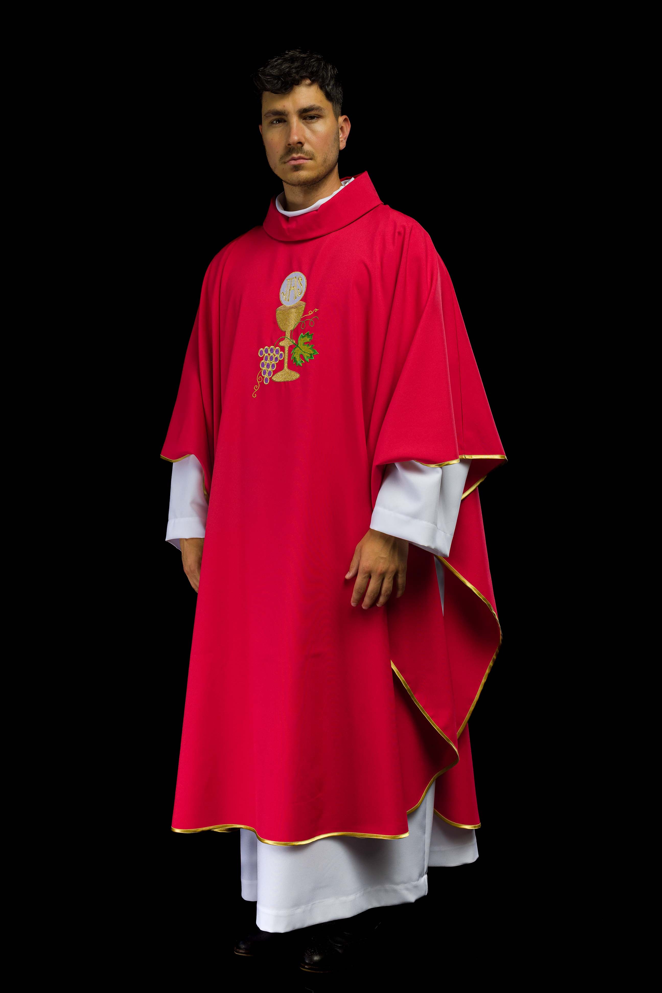 Casulla roja con bordado Cáliz y Uvas