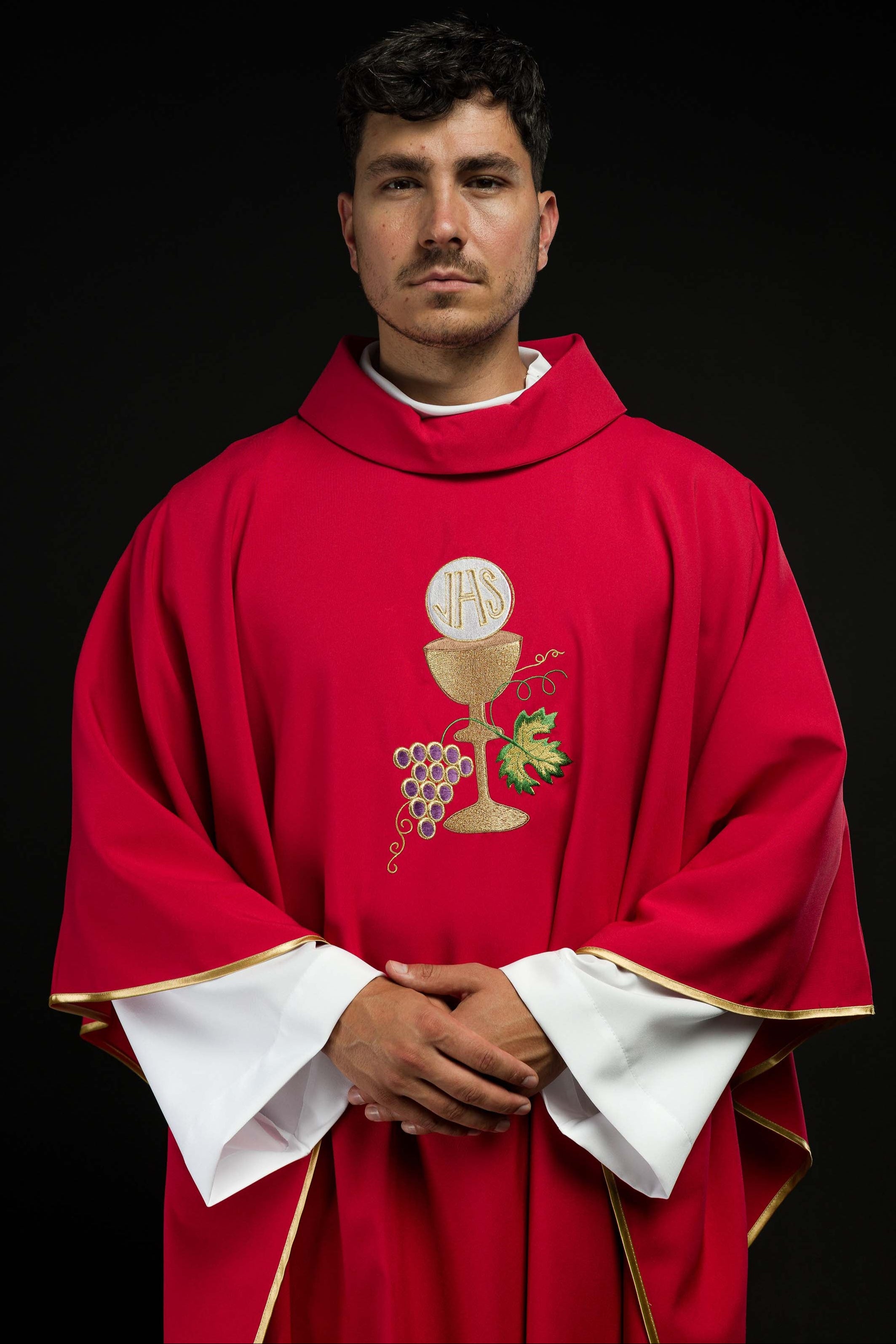 Casulla roja con bordado Cáliz y Uvas