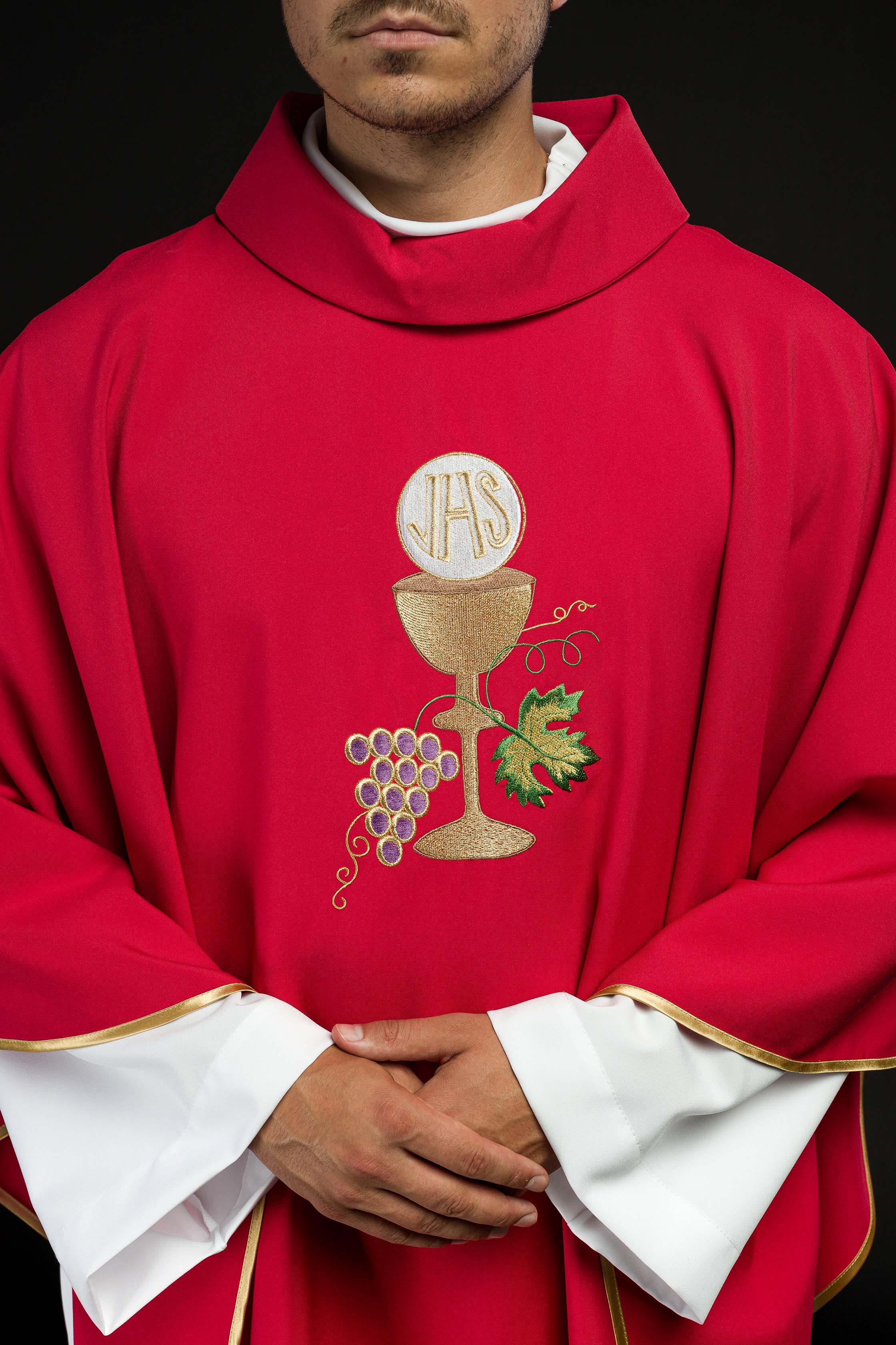 Casulla roja con bordado Cáliz y Uvas