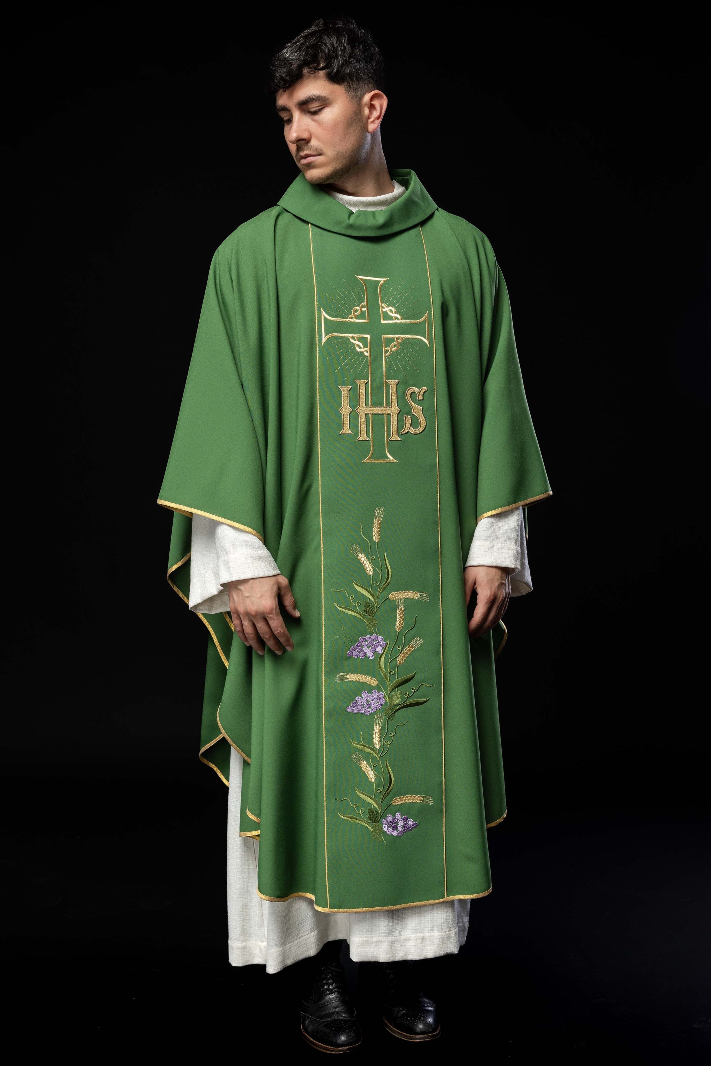 Casulla verde con bordado Cruz, IHS y hojas de vid