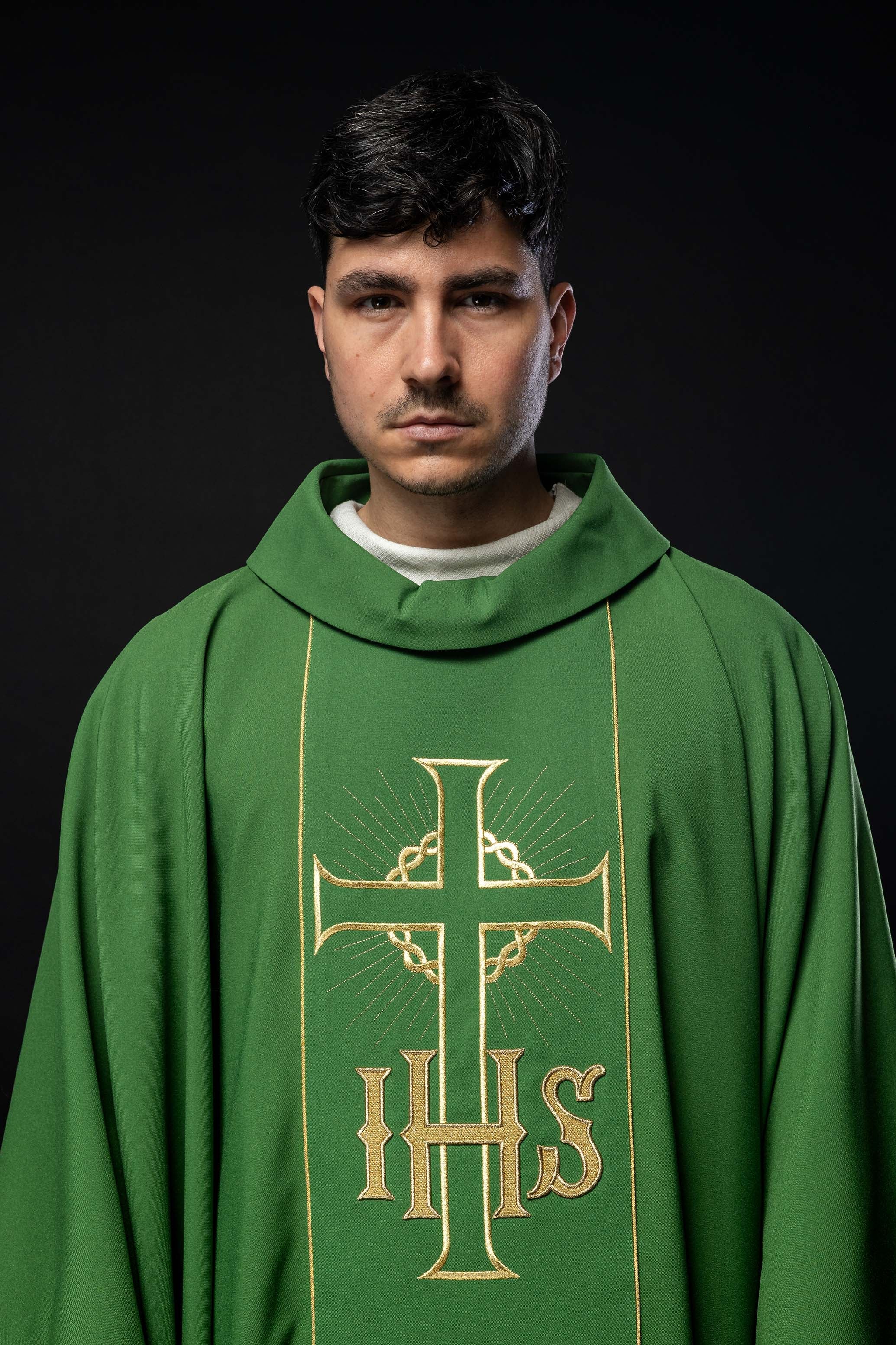 Casulla verde con bordado Cruz, IHS y hojas de vid