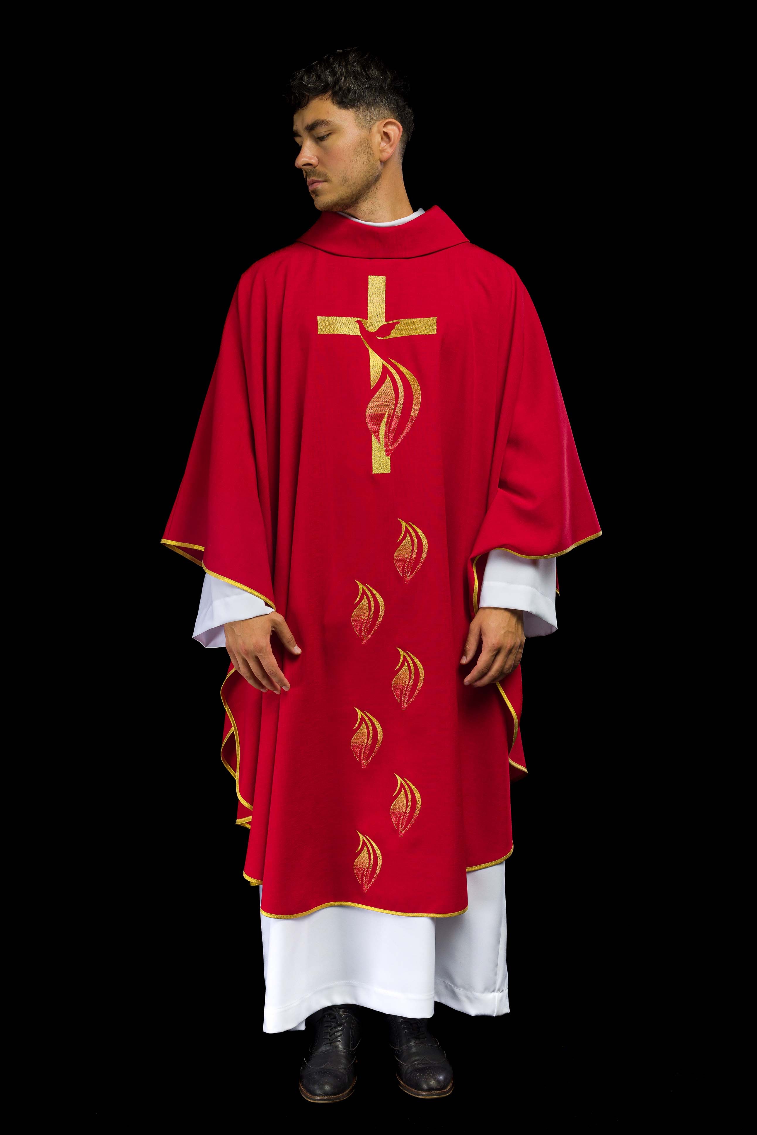 Casulla roja con bordado del Espíritu Santo