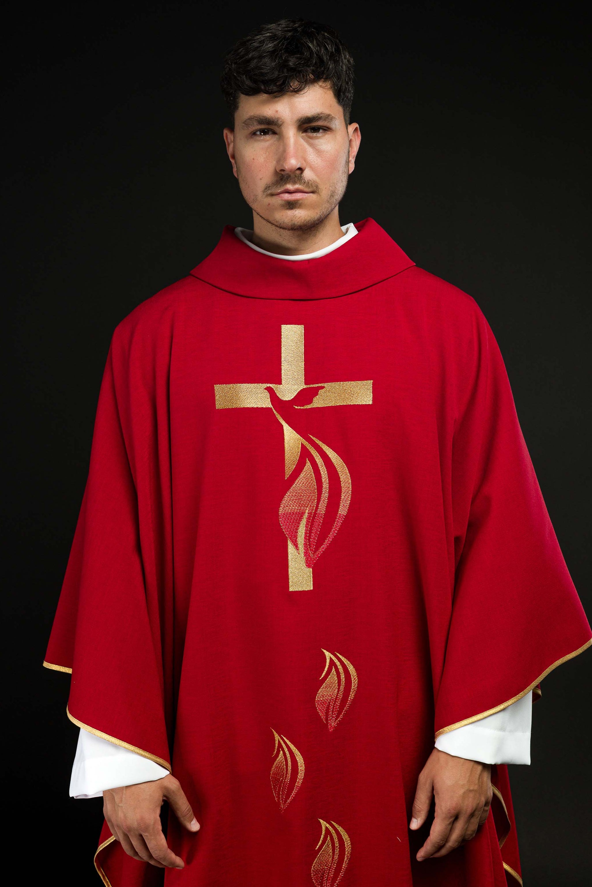 Casulla roja con bordado del Espíritu Santo