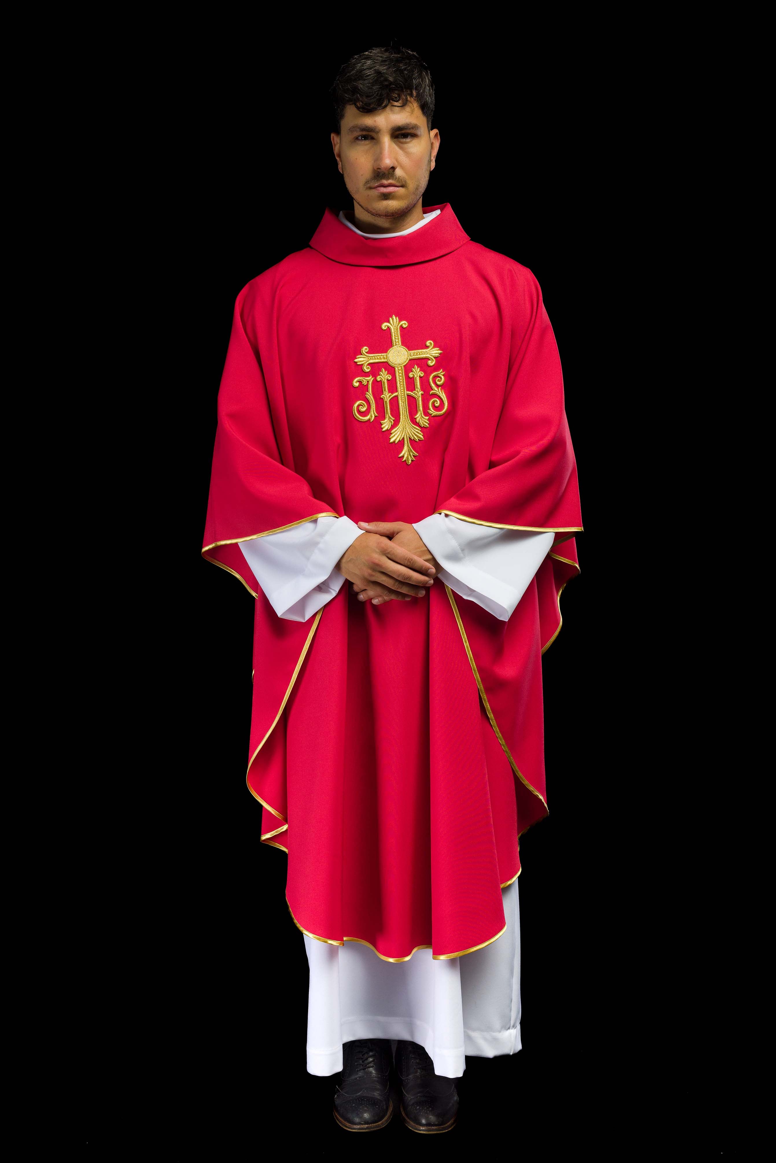 Casulla roja con convexo bordado IHS