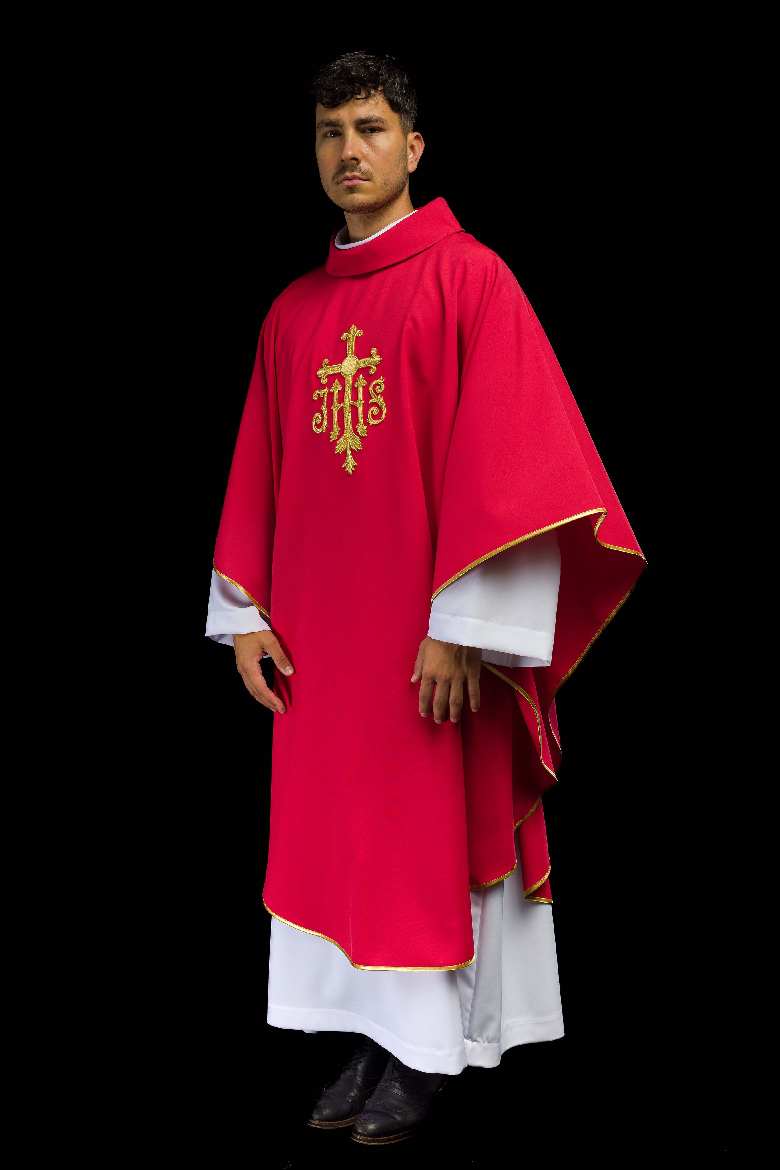 Casulla roja con convexo bordado IHS