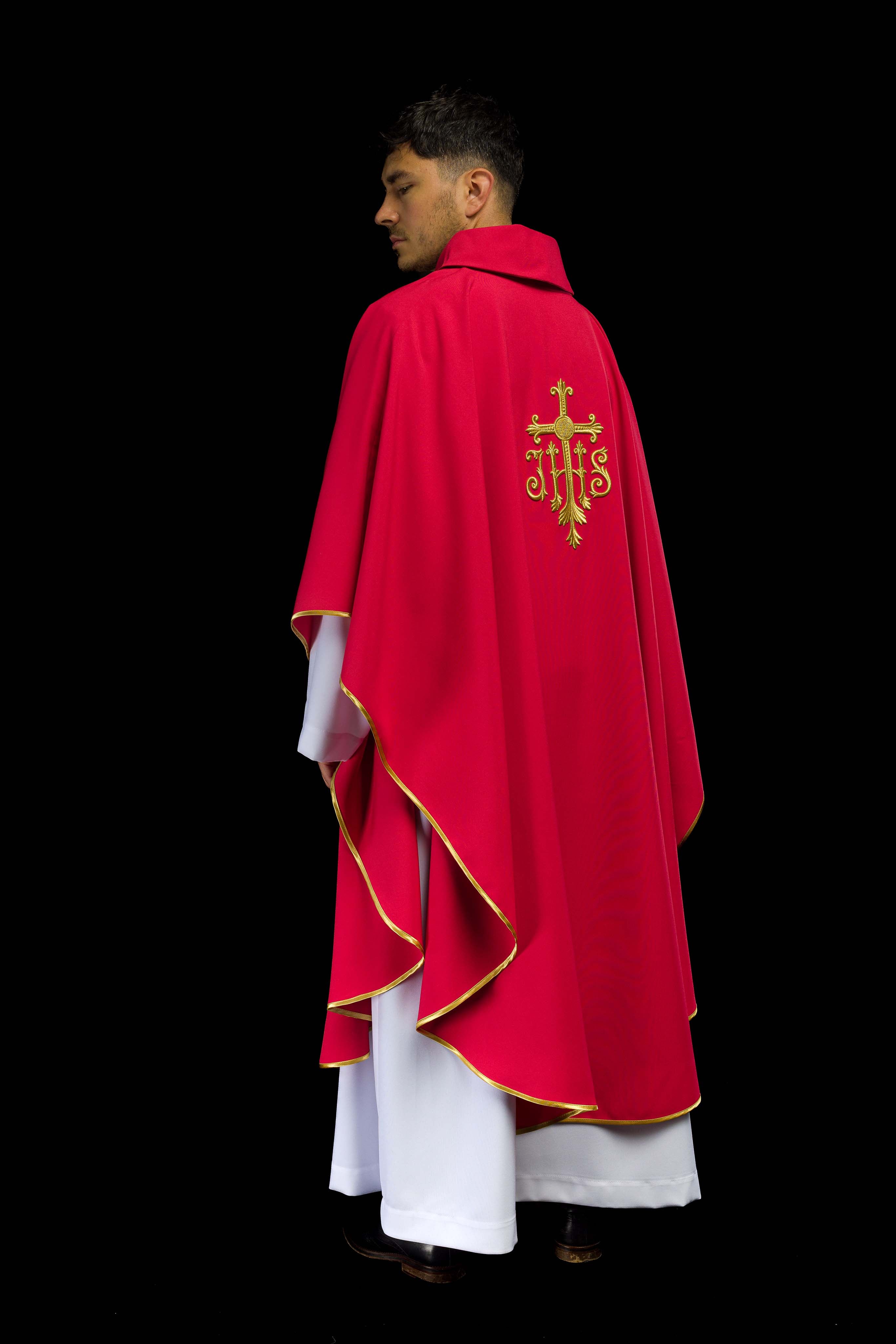 Casulla roja con convexo bordado IHS