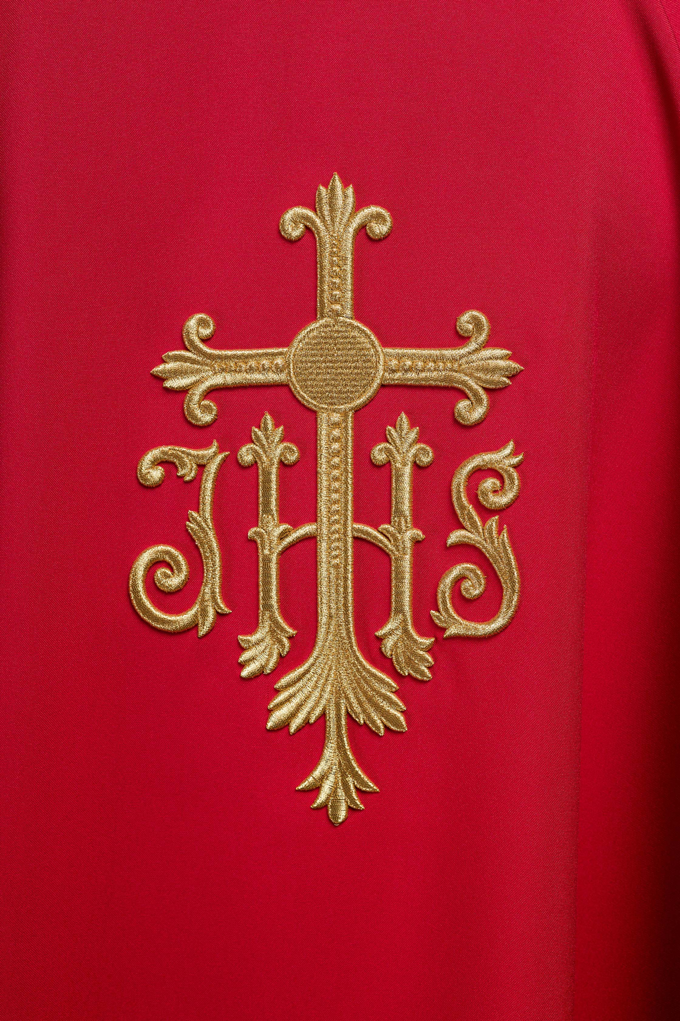 Casulla roja con convexo bordado IHS