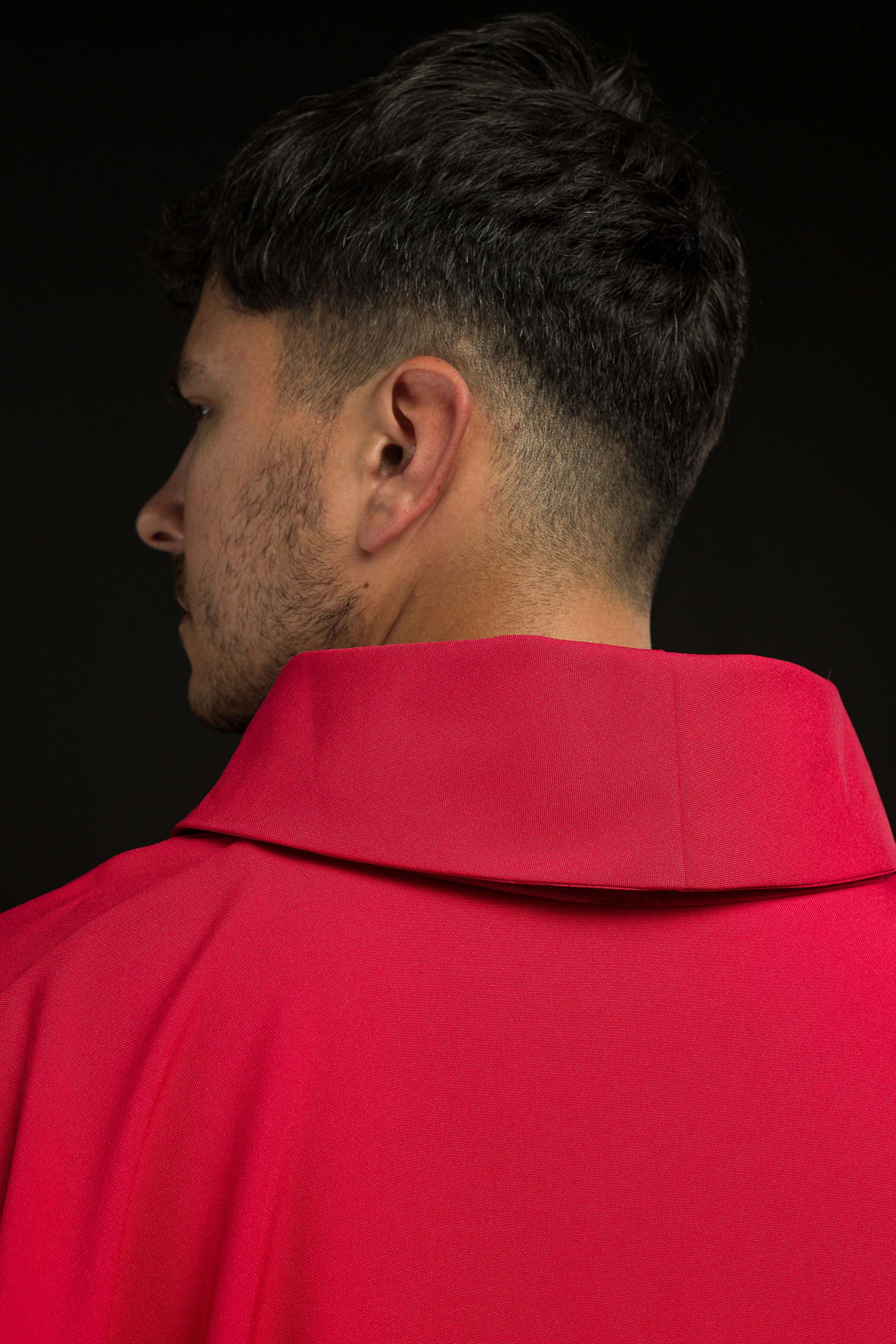 Casulla roja con convexo bordado IHS