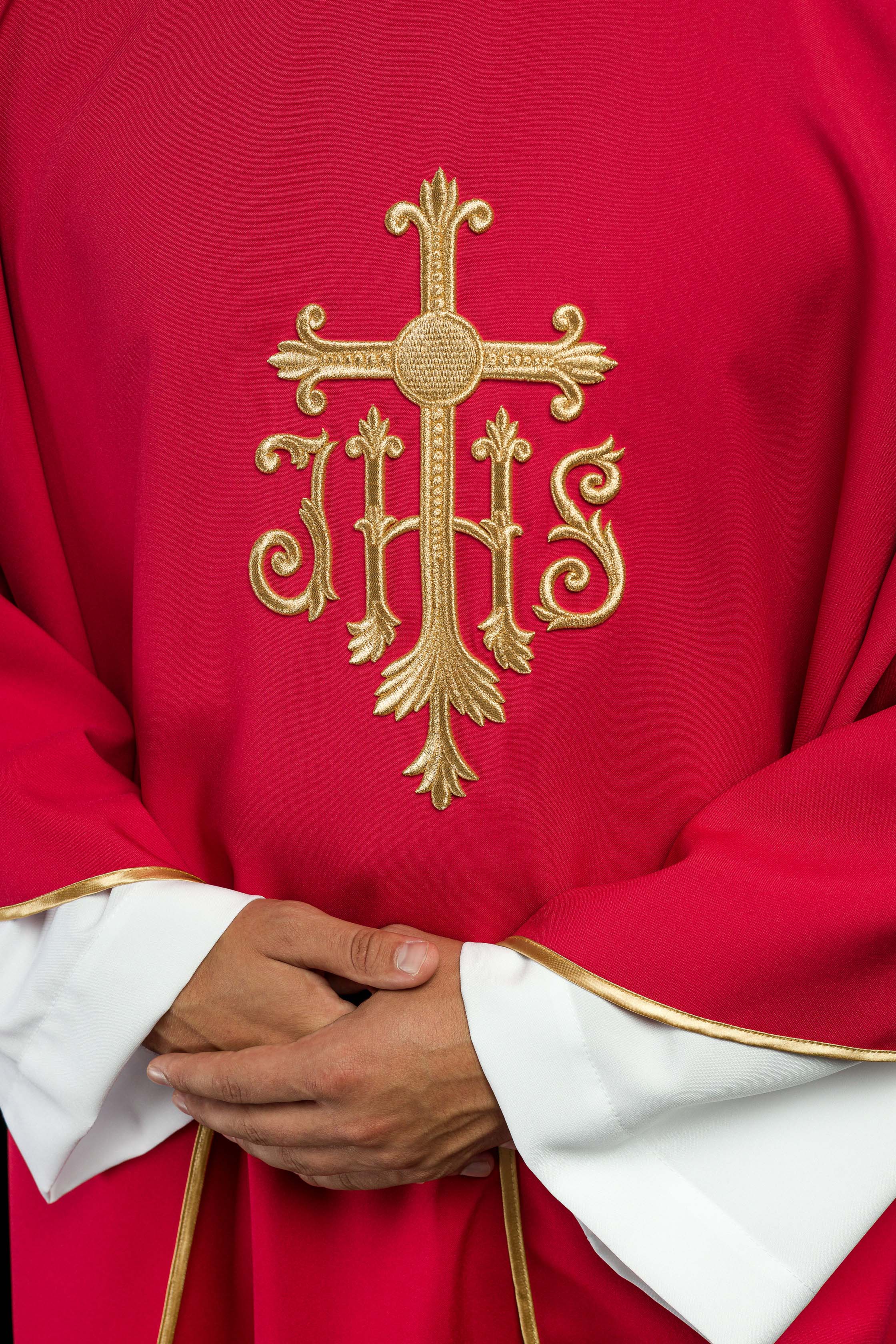 Casulla roja con convexo bordado IHS