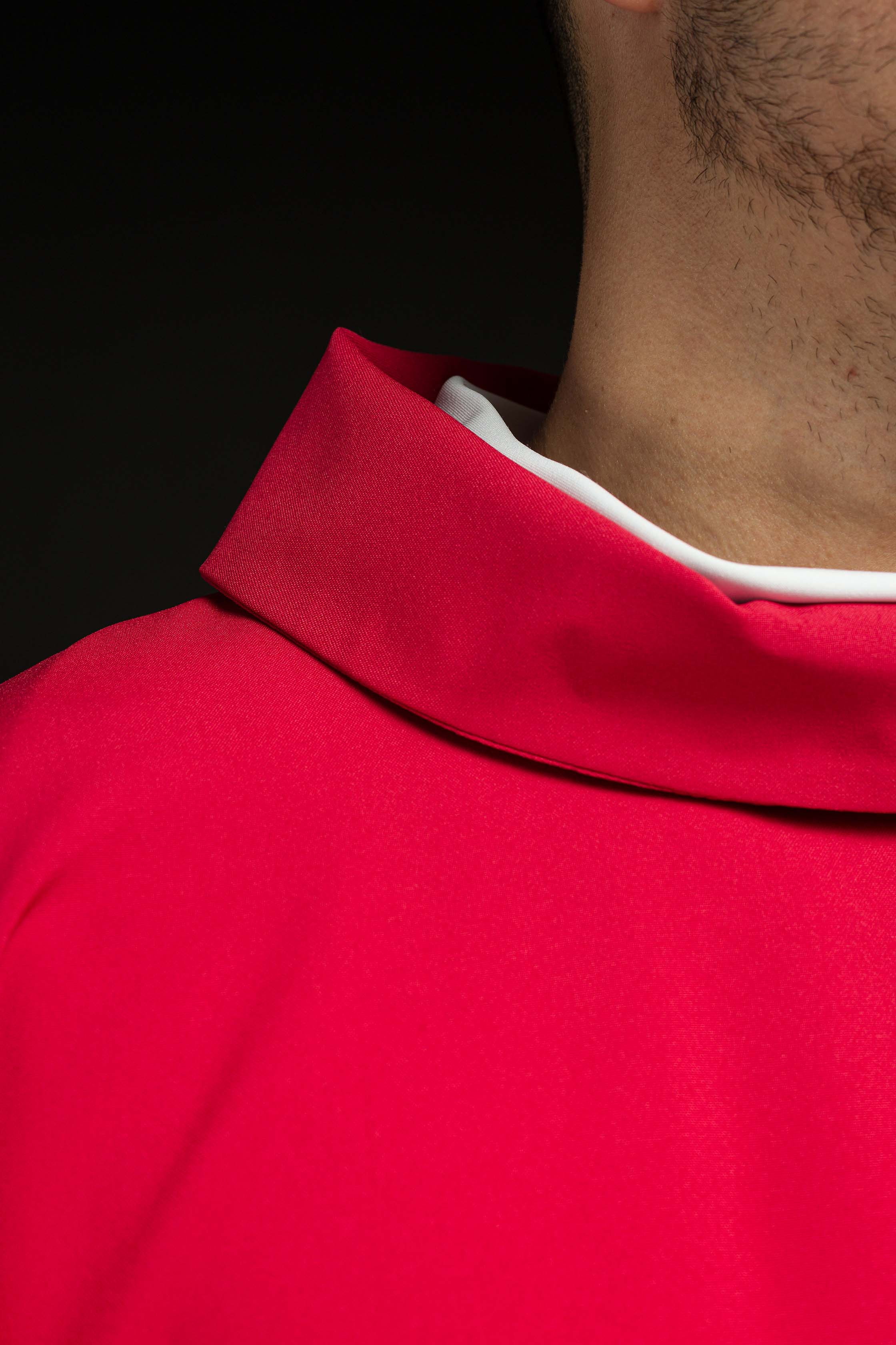 Casulla roja con convexo bordado IHS