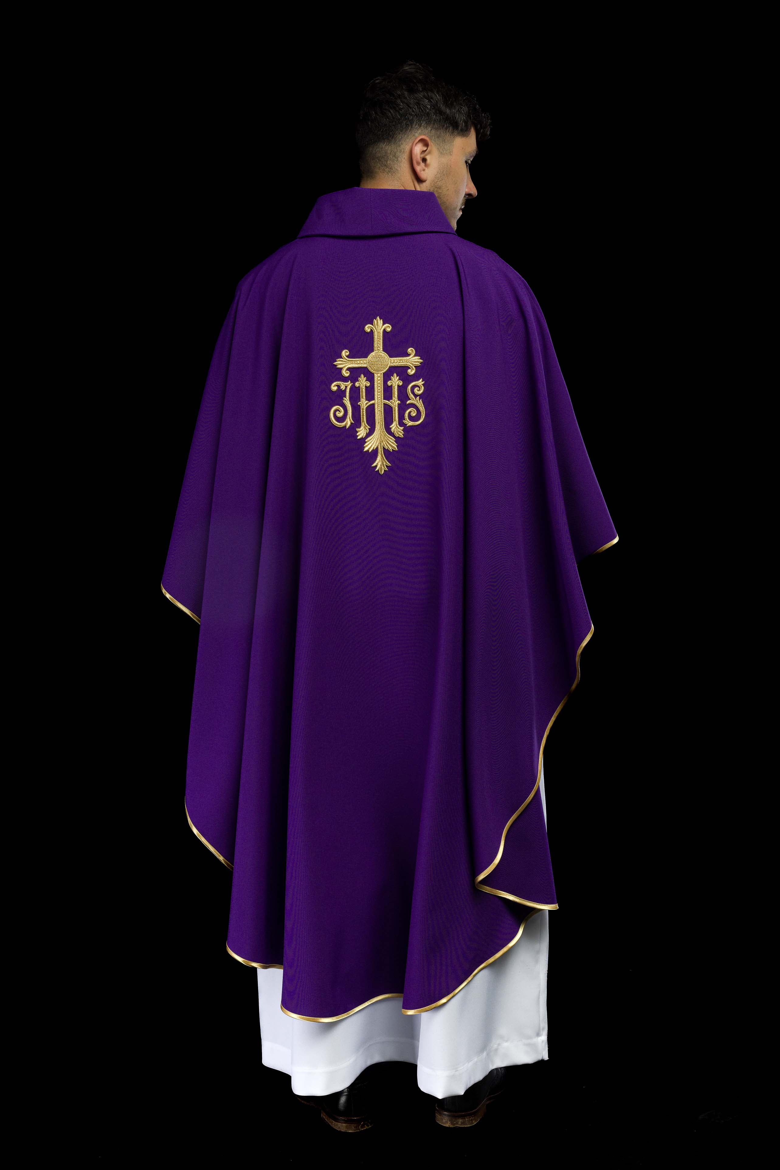 Casulla morada con convexo bordado IHS