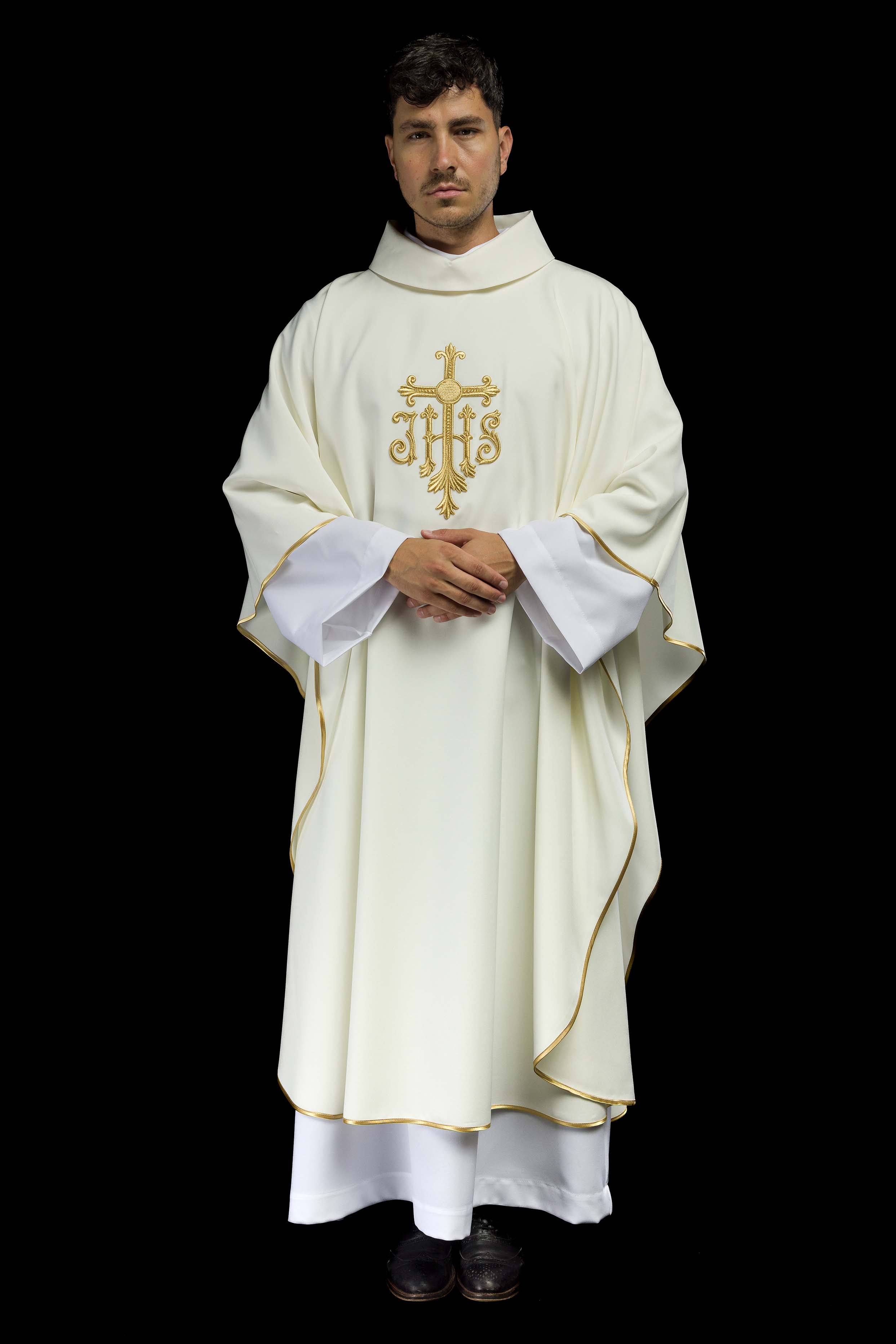 Casulla marfil con convexo bordado IHS