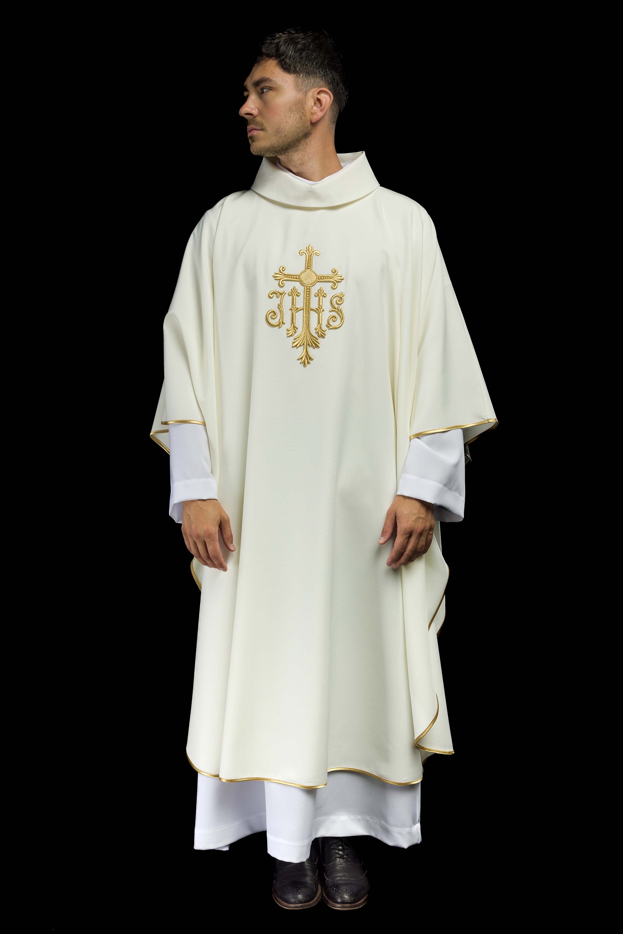 Casulla marfil con convexo bordado IHS
