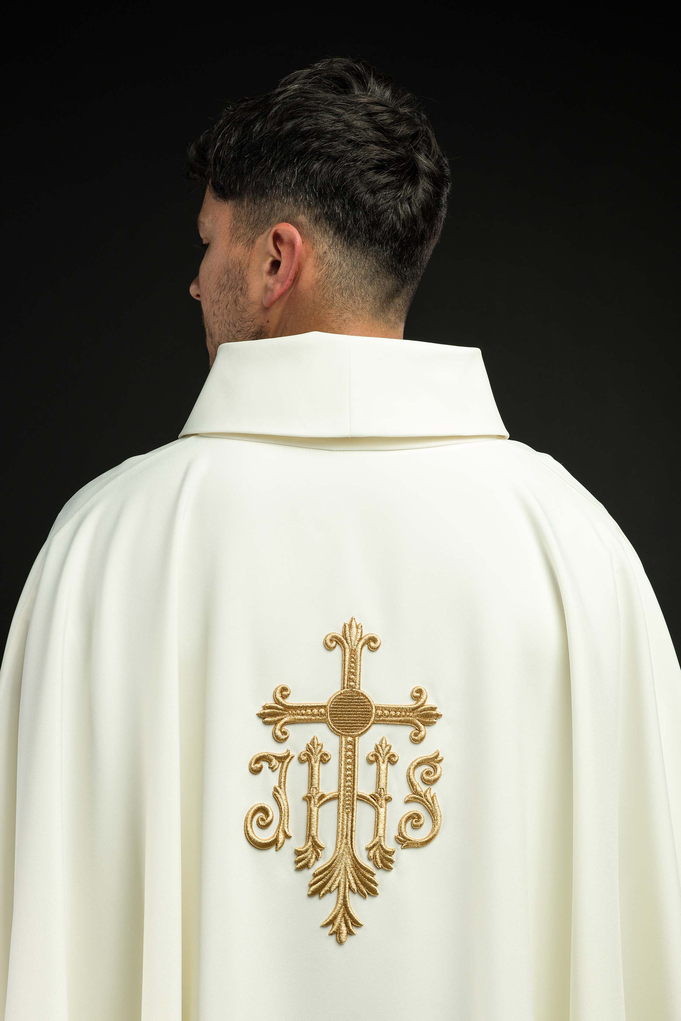 Casulla marfil con convexo bordado IHS