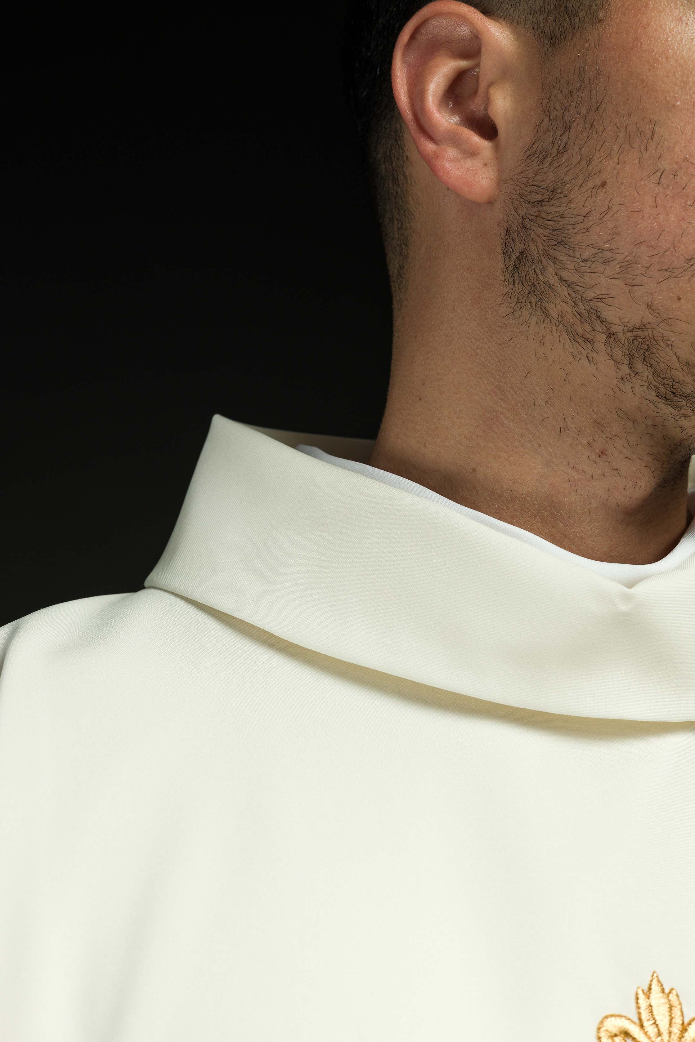 Casulla marfil con convexo bordado IHS