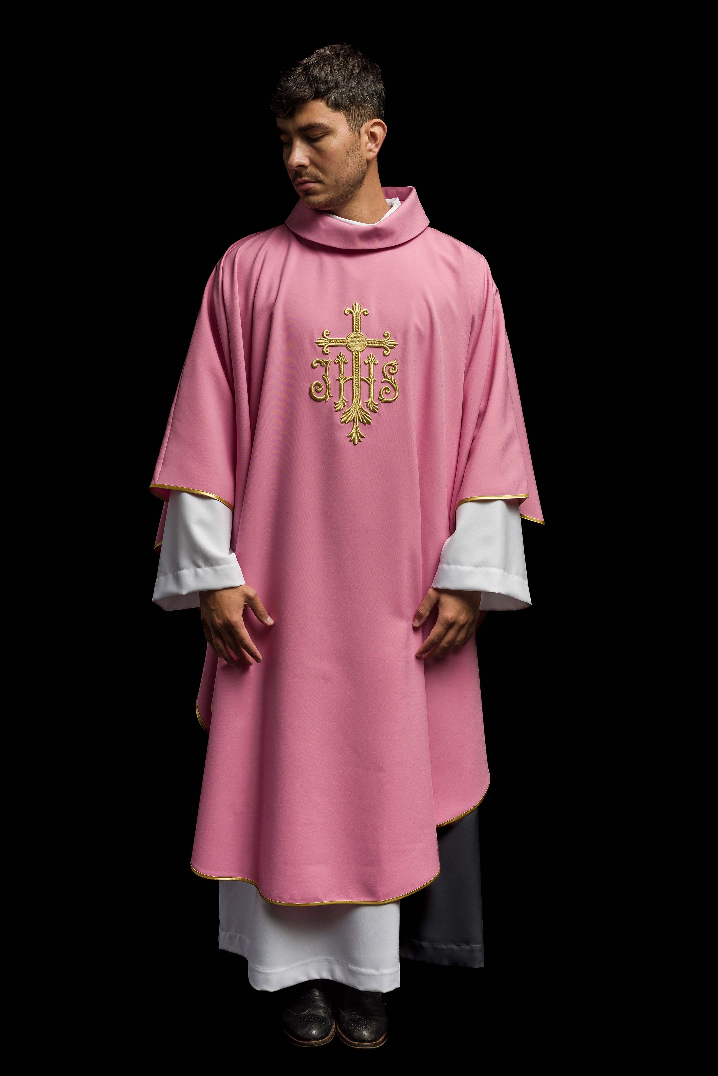 Casulla rosa con convexo bordado IHS