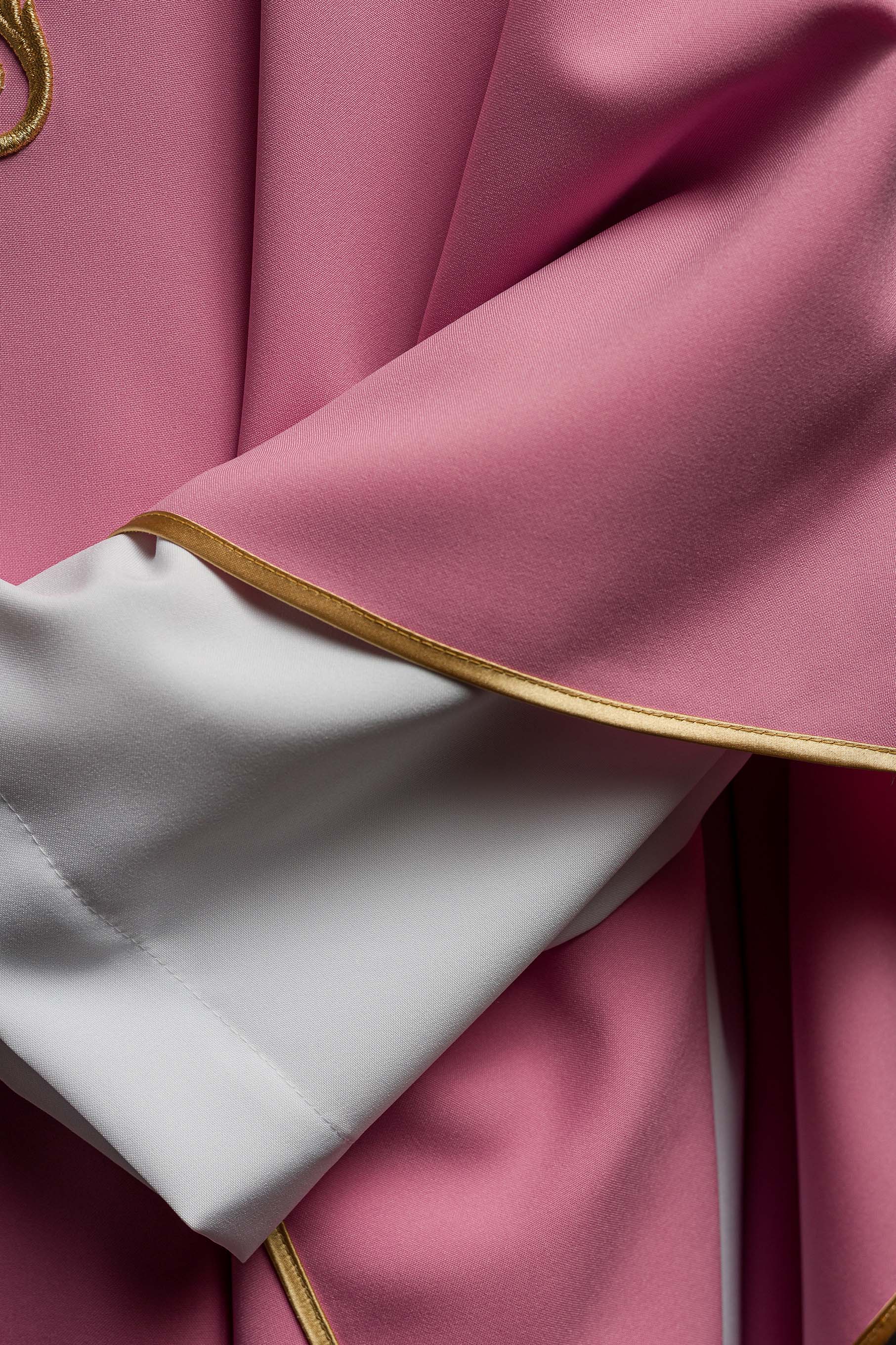 Casulla rosa con convexo bordado IHS