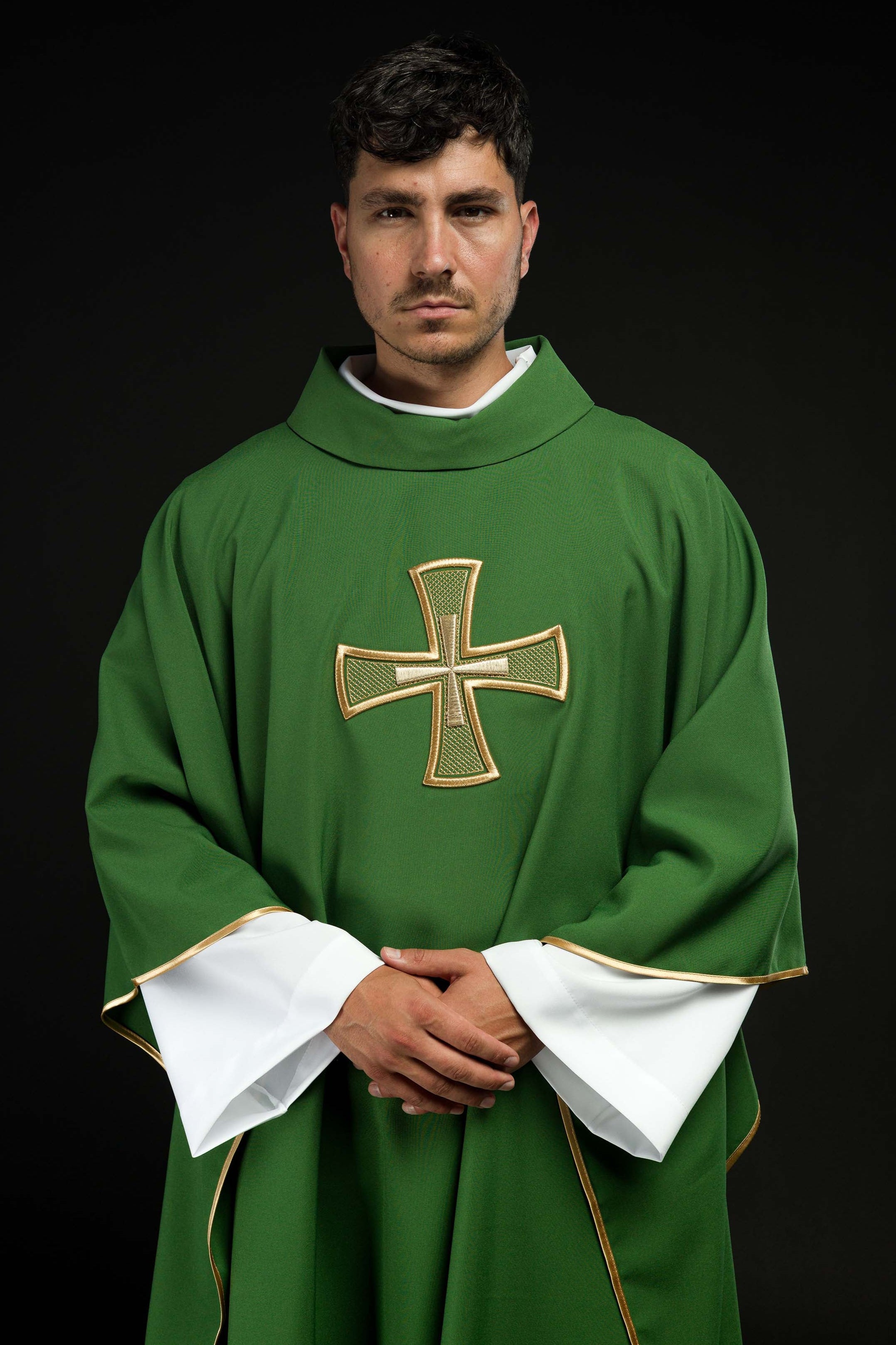 Casulla verde con bordado Cruz