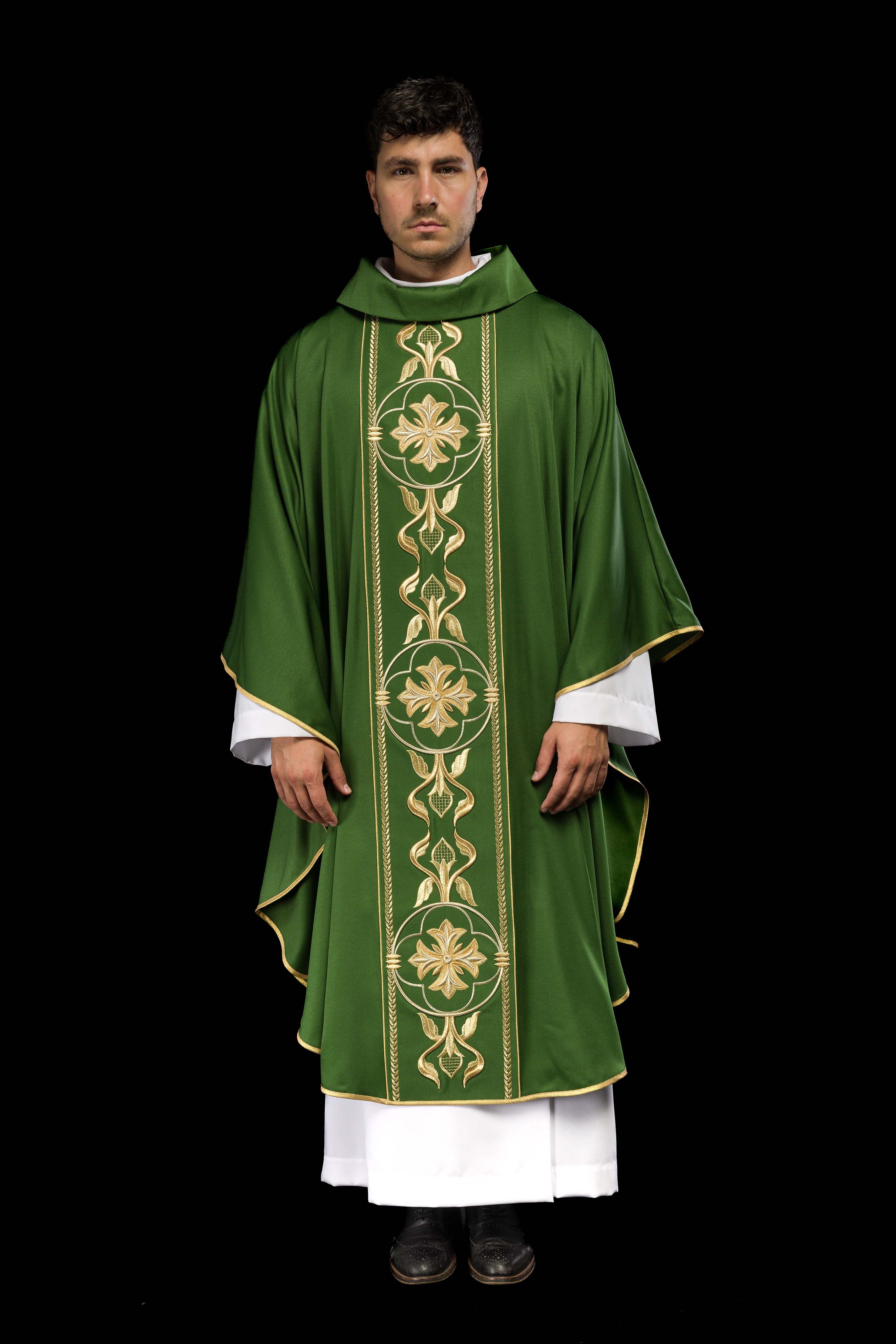 Casulla verde con galón ricamente bordado