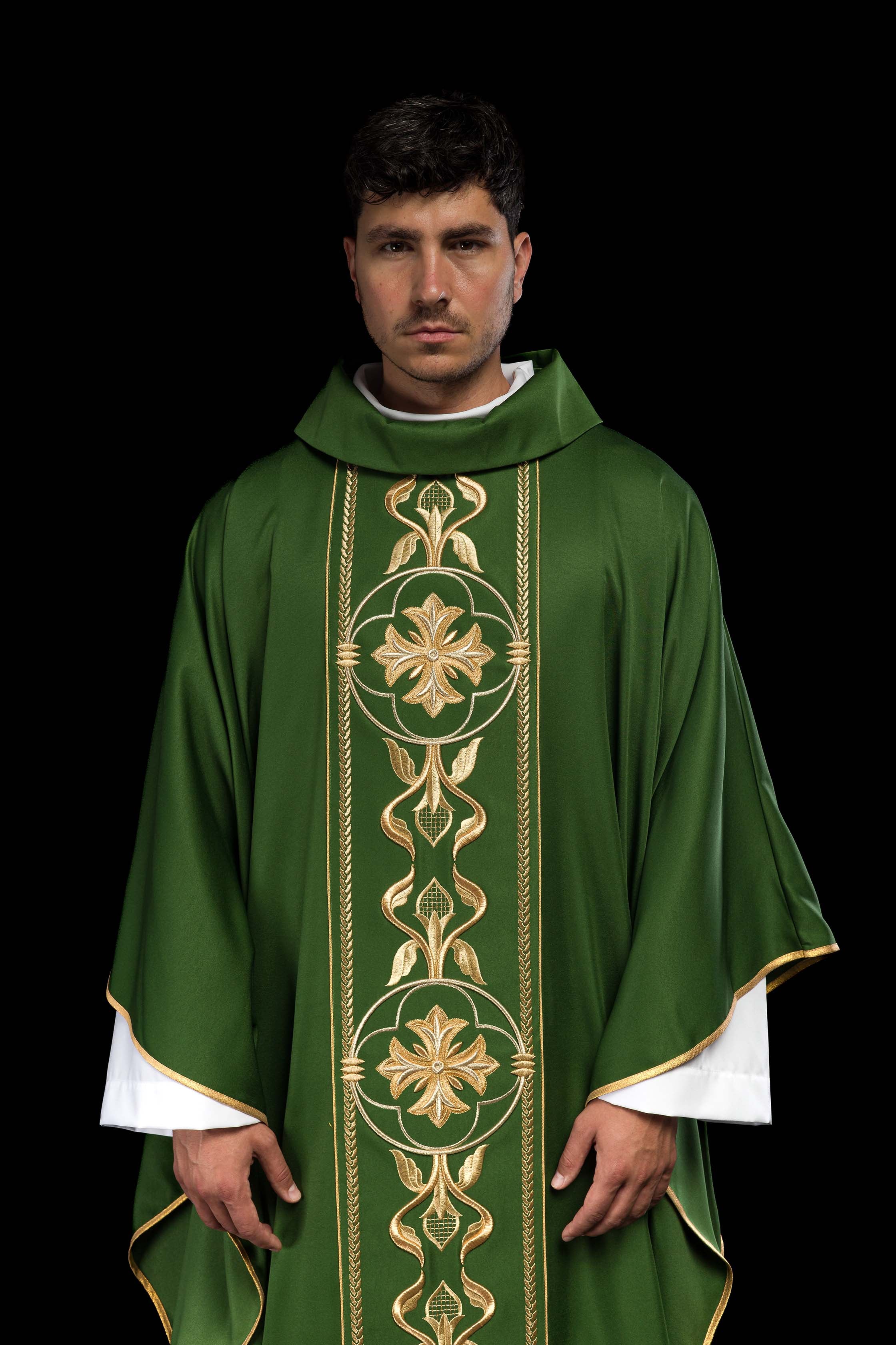 Casulla verde con galón ricamente bordado